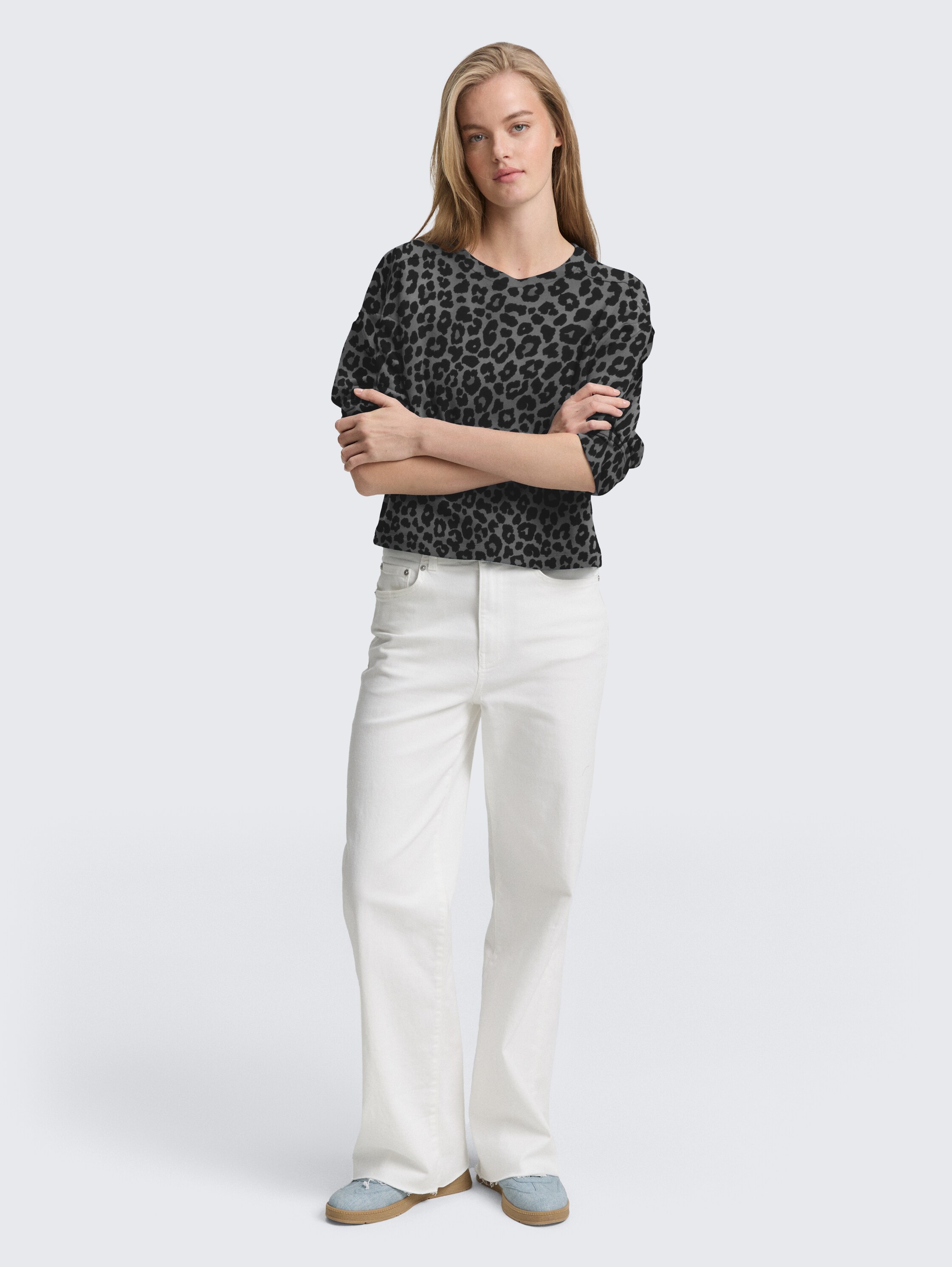 Sweatshirt mit 7/8-Arm - dark grey black leo - Model-Vorderansicht