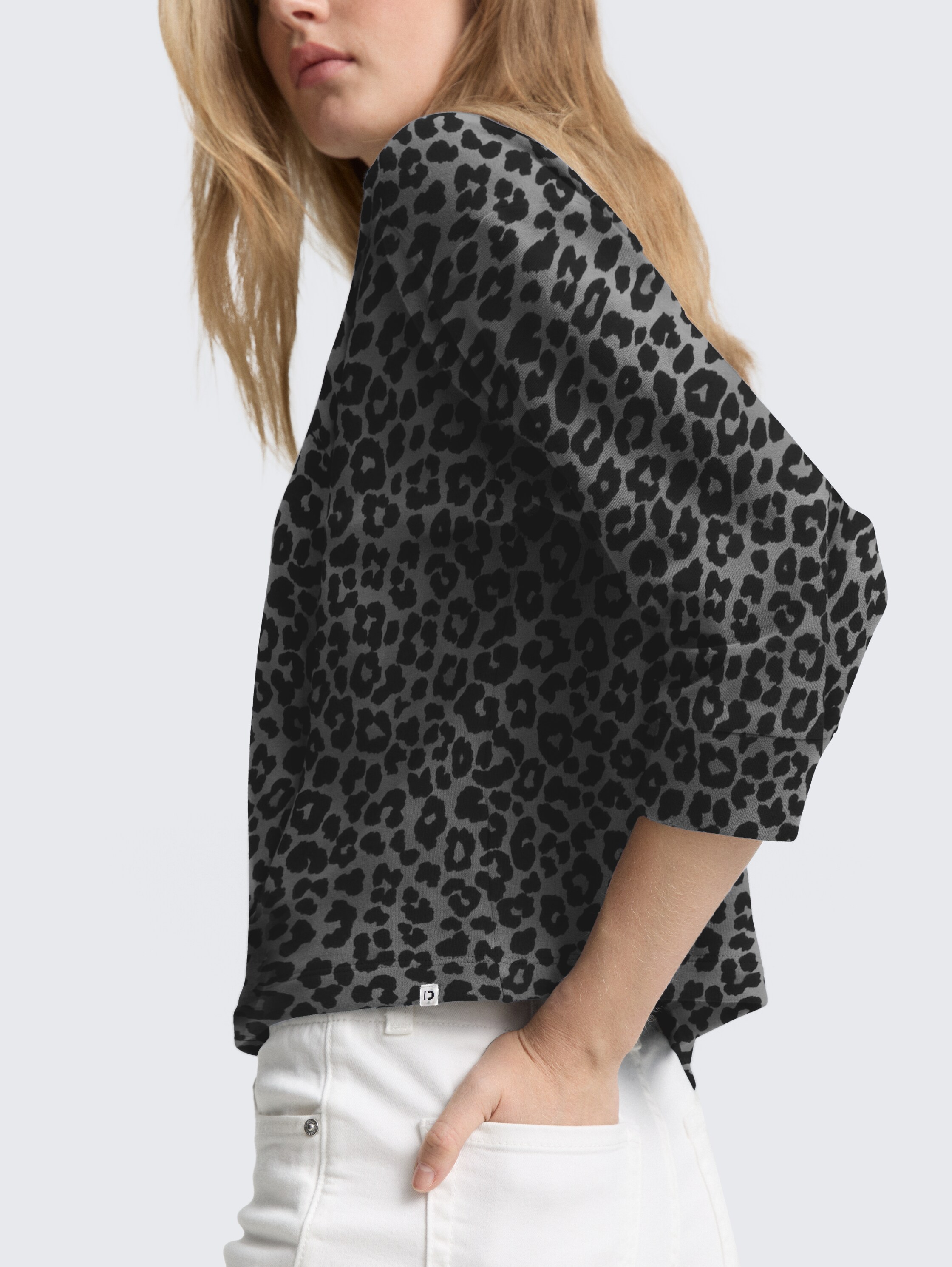 Sweatshirt mit 7/8-Arm - dark grey black leo - Detail-Model-Ansicht