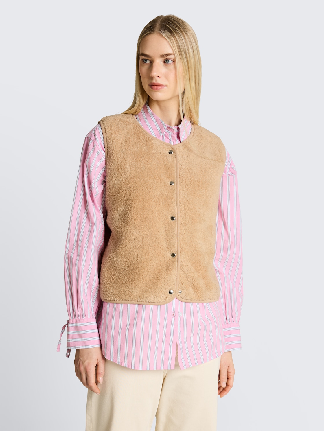 Loose Fit Teddy Weste - caramel beige - Ausschnitt Model-Vorderansicht