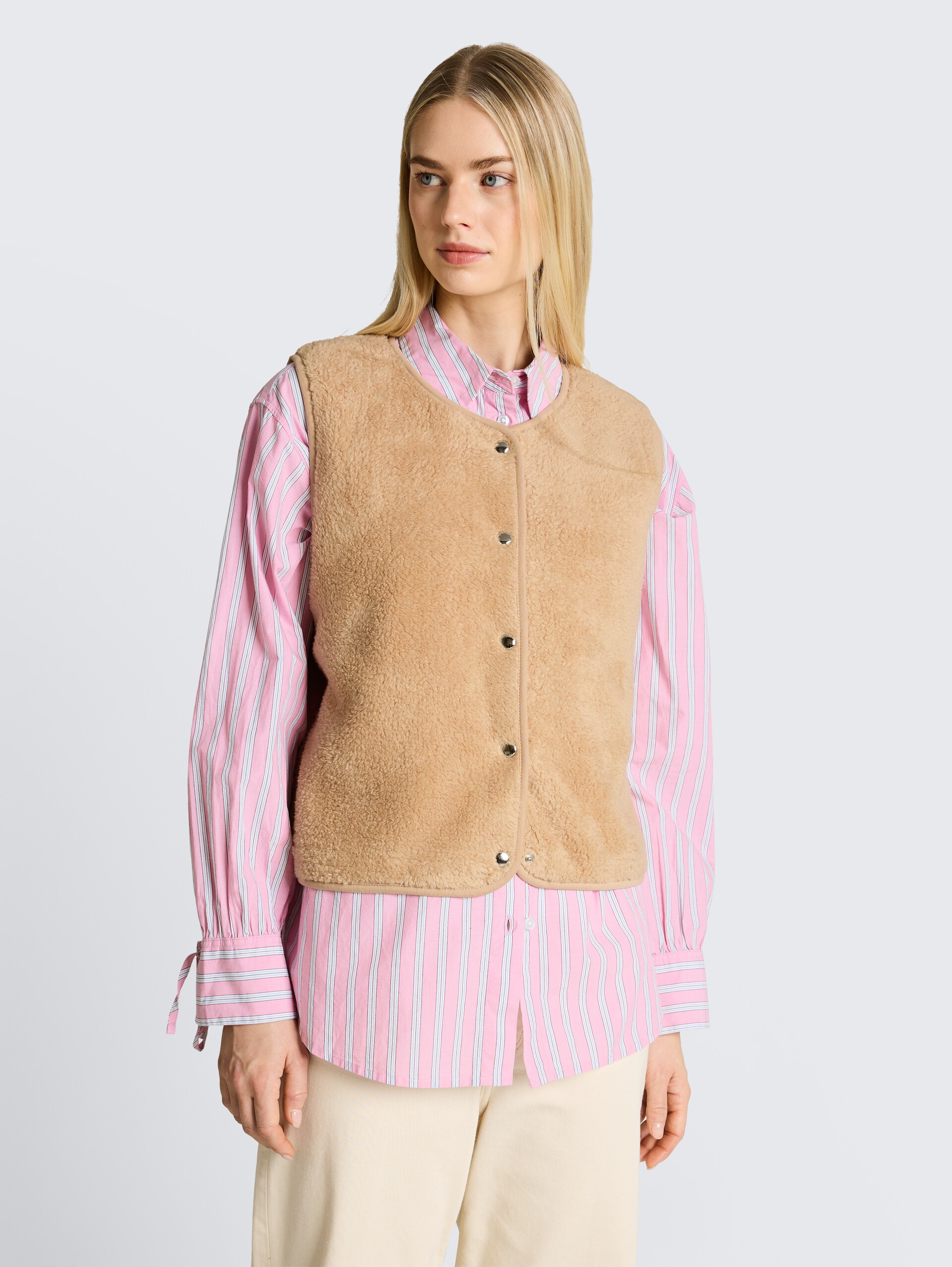 Loose Fit Teddy Weste - caramel beige - Ausschnitt Model-Vorderansicht
