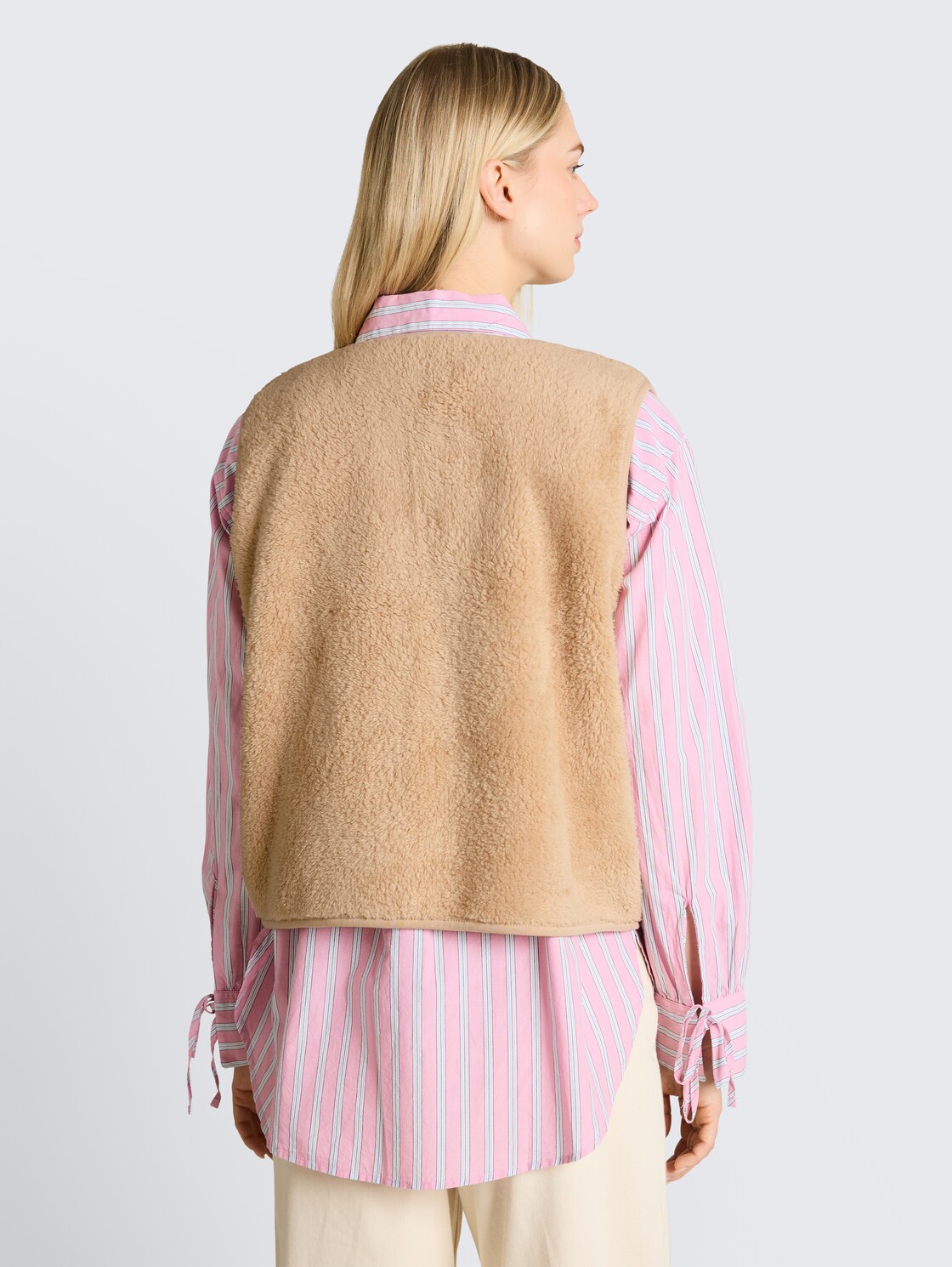 Loose Fit Teddy Weste - caramel beige - Auschnitt Model-Rückansicht