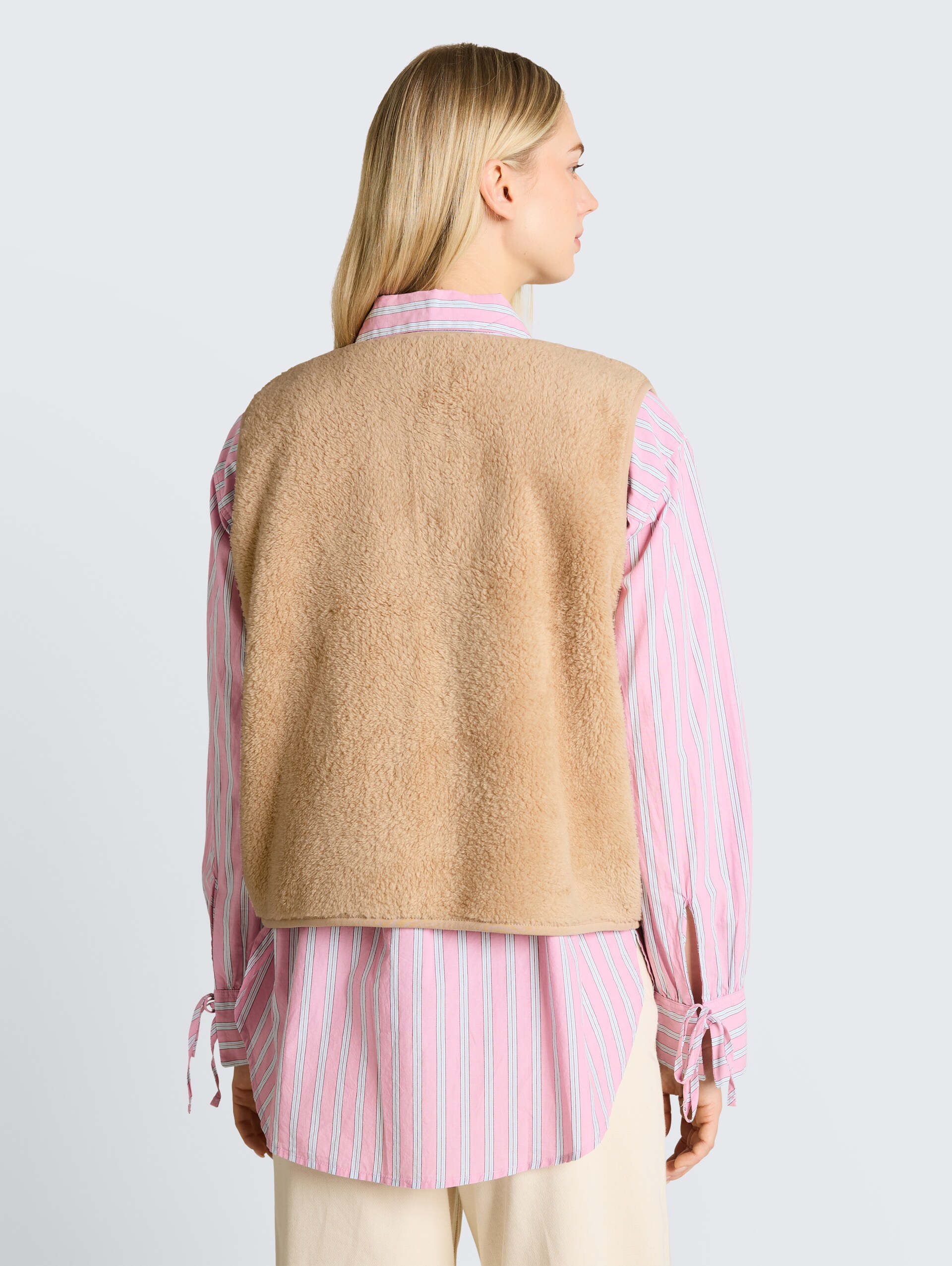 Loose Fit Teddy Weste - caramel beige - Auschnitt Model-Rückansicht