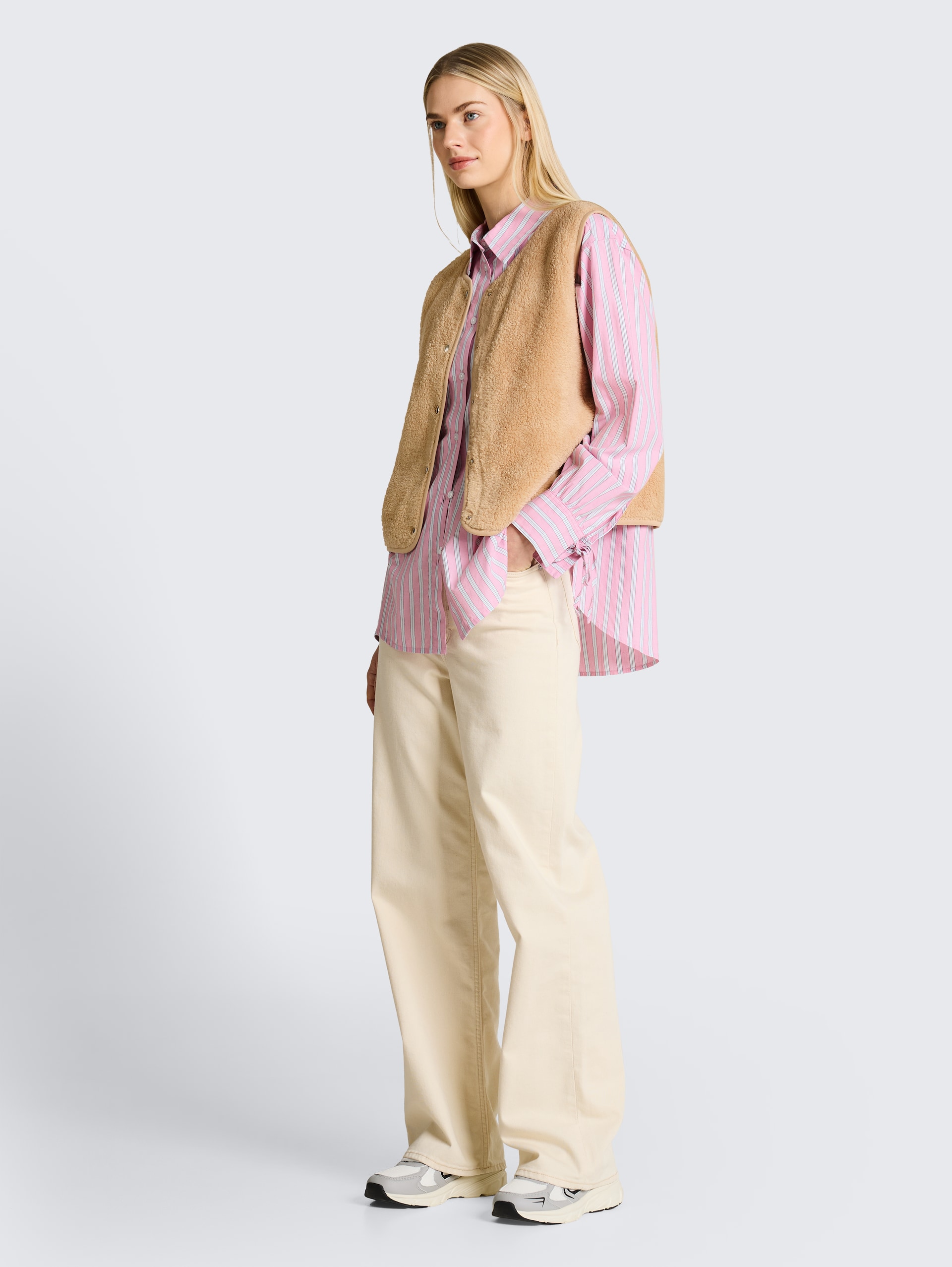 Loose Fit Teddy Weste - caramel beige - Model-Vorderansicht