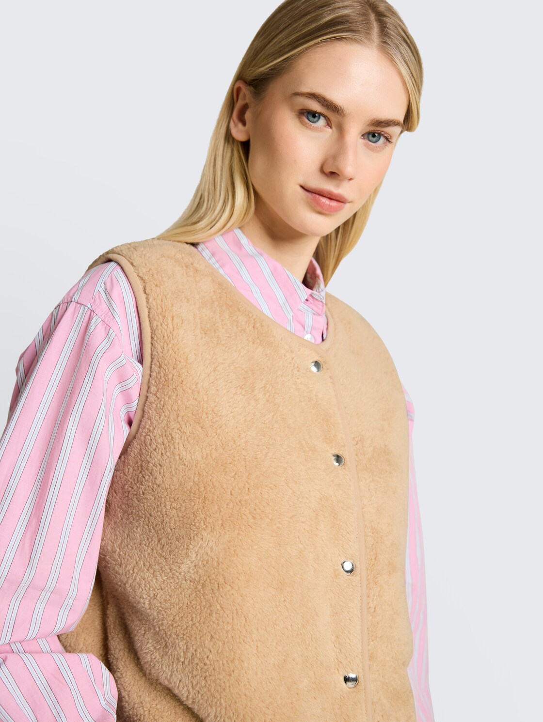 Loose Fit Teddy Weste - caramel beige - Detail-Model-Ansicht