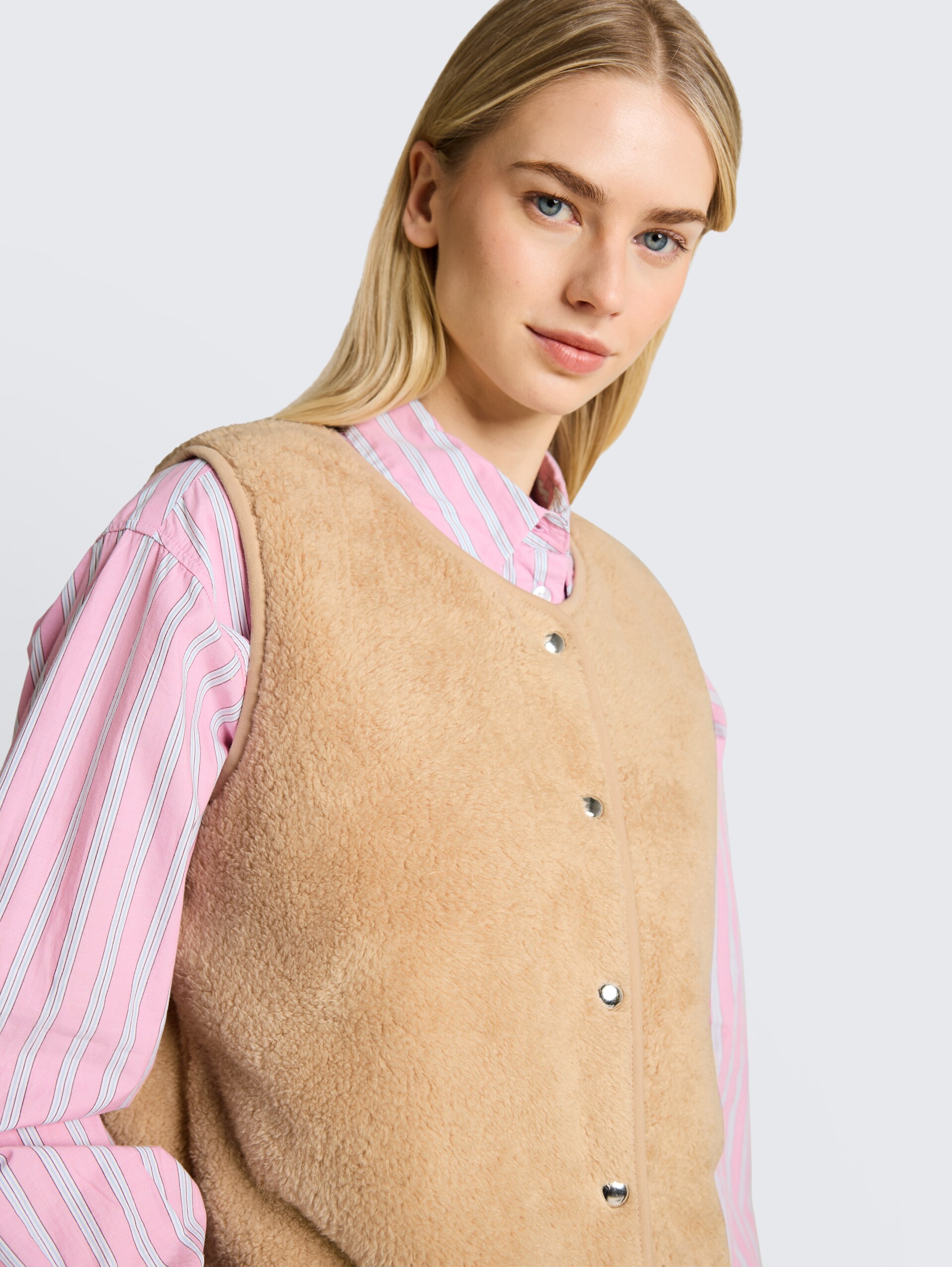 Loose Fit Teddy Weste - caramel beige - Detail-Model-Ansicht