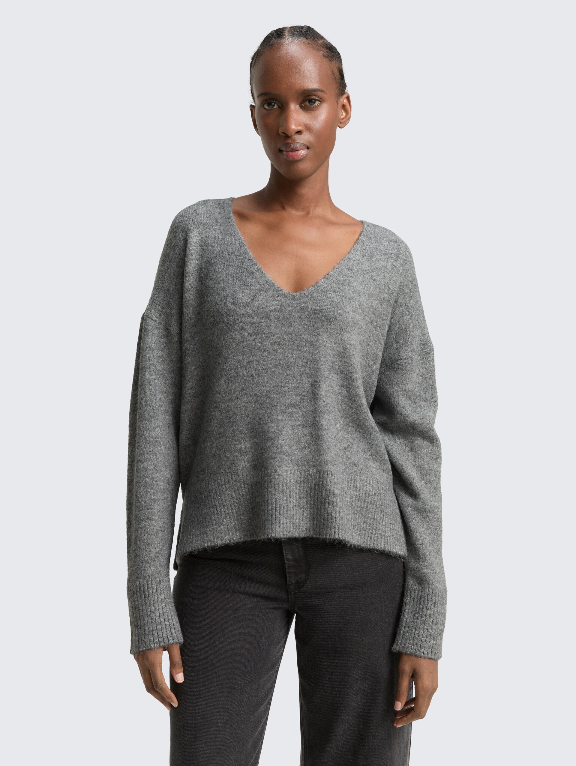 Relaxed Fit Strickpullover mit V-Ausschnitt - Stormy Gray Melange - Ausschnitt Model-Vorderansicht