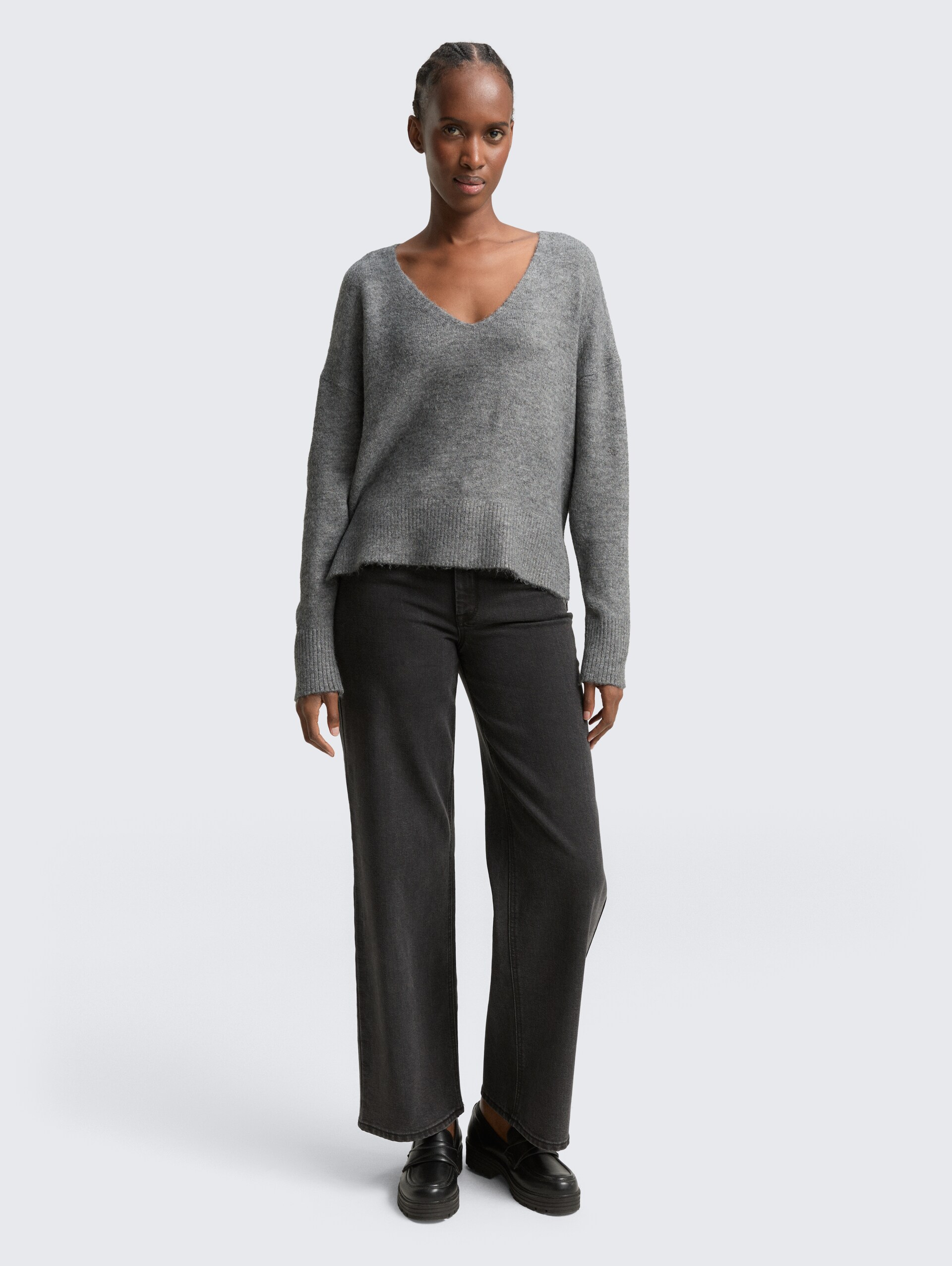 Relaxed Fit Strickpullover mit V-Ausschnitt - Stormy Gray Melange - Model-Vorderansicht