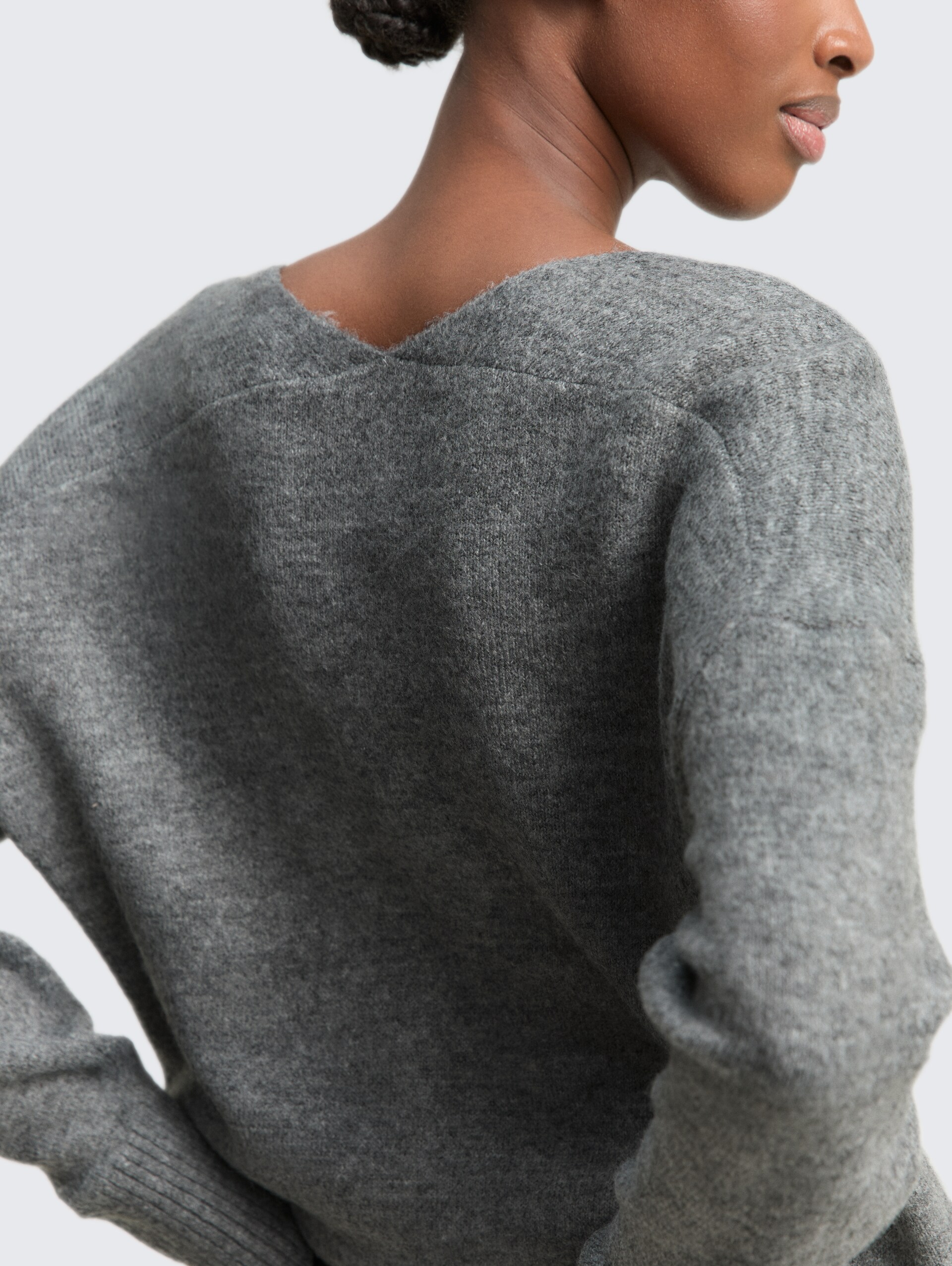 Relaxed Fit Strickpullover mit V-Ausschnitt - Stormy Gray Melange - Detail-Model-Ansicht