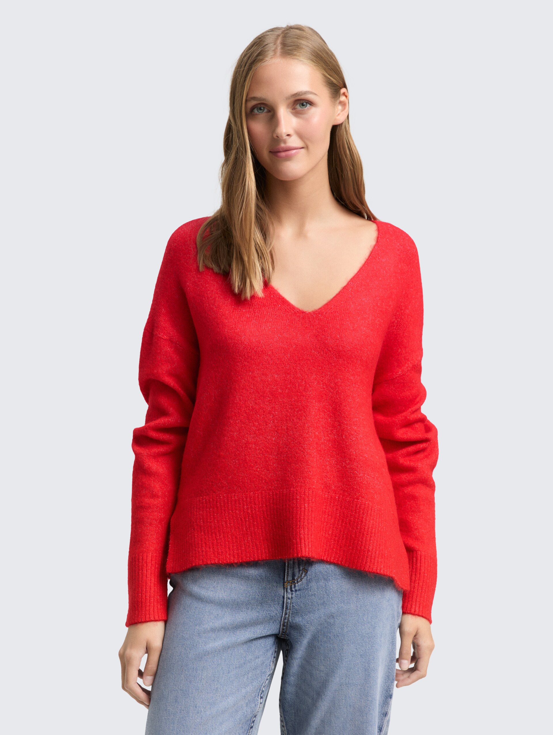 Relaxed Fit Strickpullover mit V-Ausschnitt - brilliant red - Ausschnitt Model-Vorderansicht