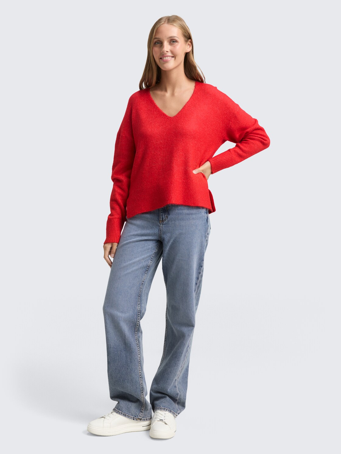 Relaxed Fit Strickpullover mit V-Ausschnitt - brilliant red - Model-Vorderansicht