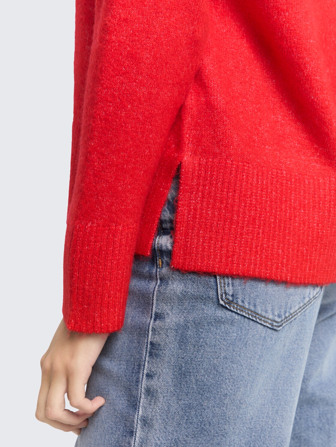 Relaxed Fit Strickpullover mit V-Ausschnitt - brilliant red - Detail-Model-Ansicht