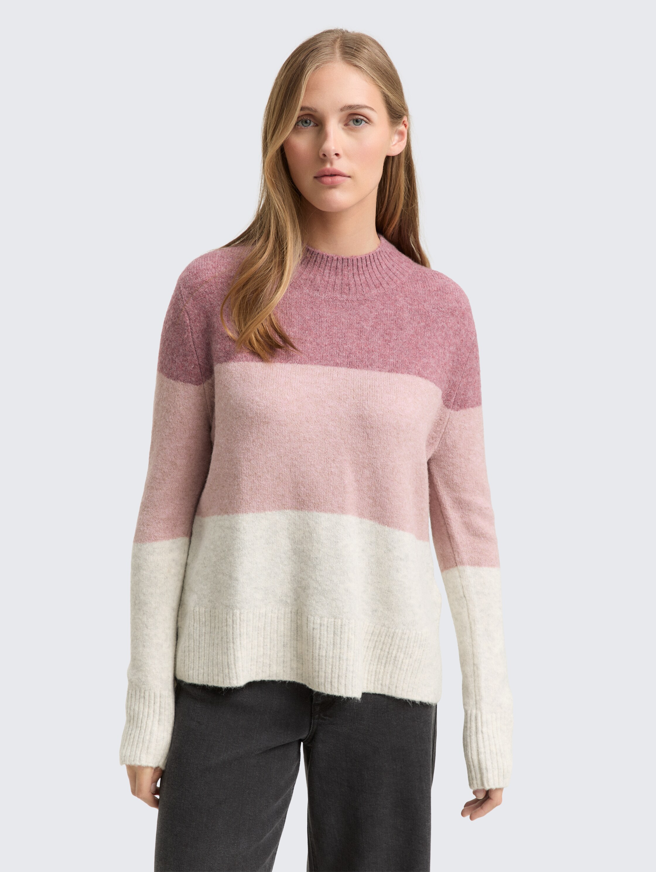 Knitted jumper with colour blocking - rose beige colorblock - Neckline model front view