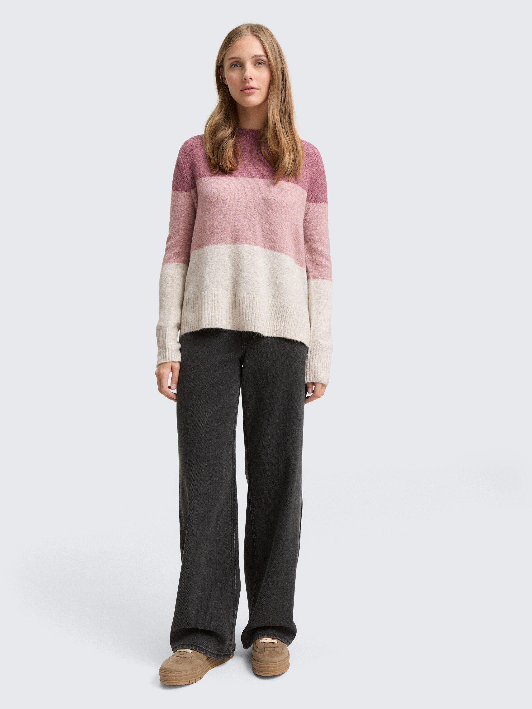Knitted jumper with colour blocking - rose beige colorblock - Model front view