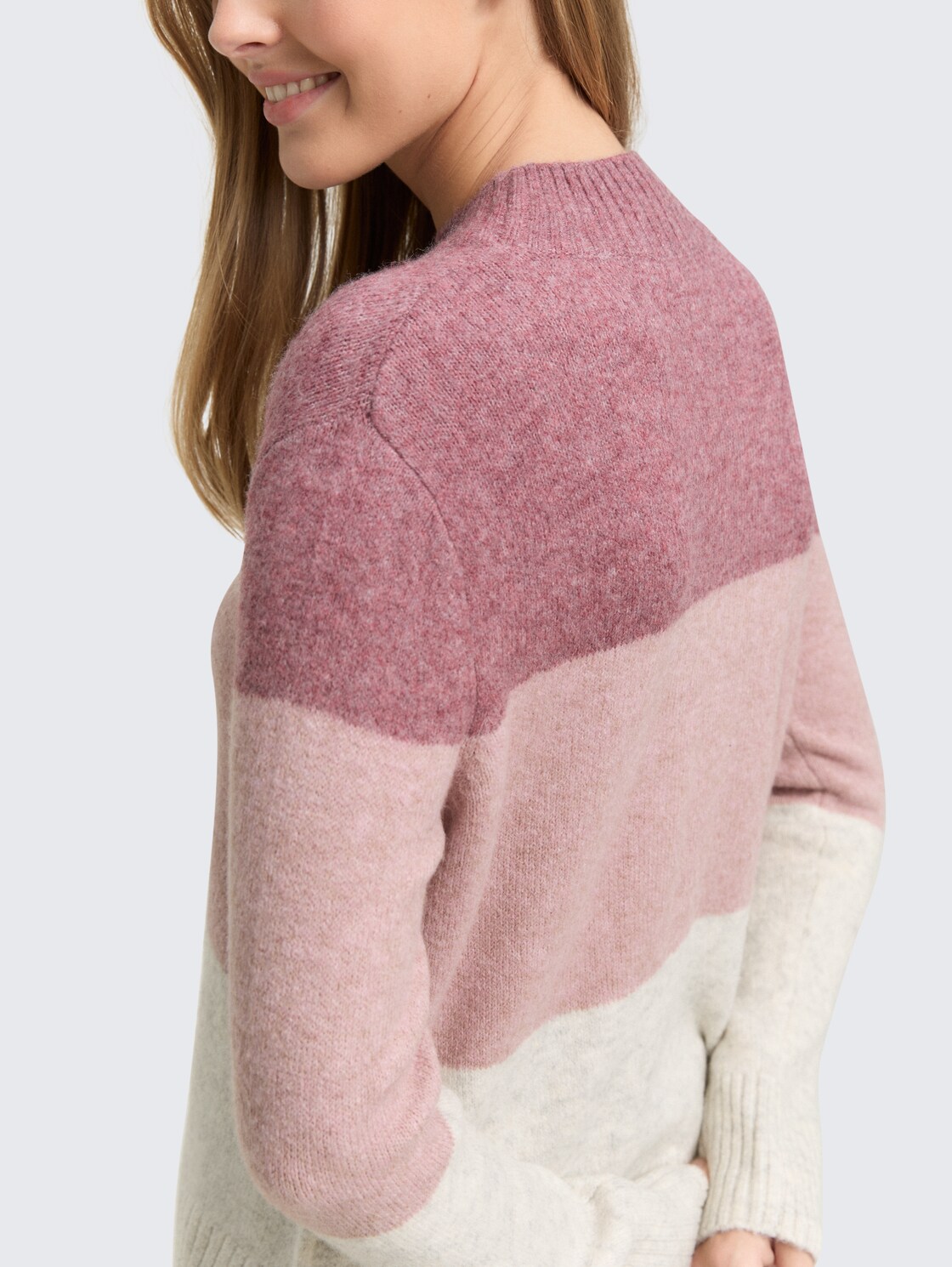 Strickpullover mit Colour Blocking - rose beige colorblock - Detail-Model-Ansicht