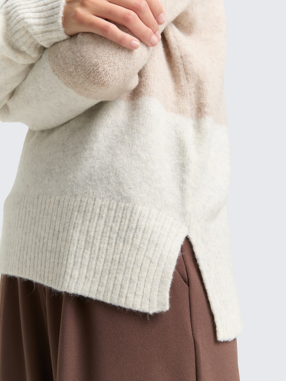 Strickpullover mit Colour Blocking - brown camel colorblock - Detail-Model-Ansicht