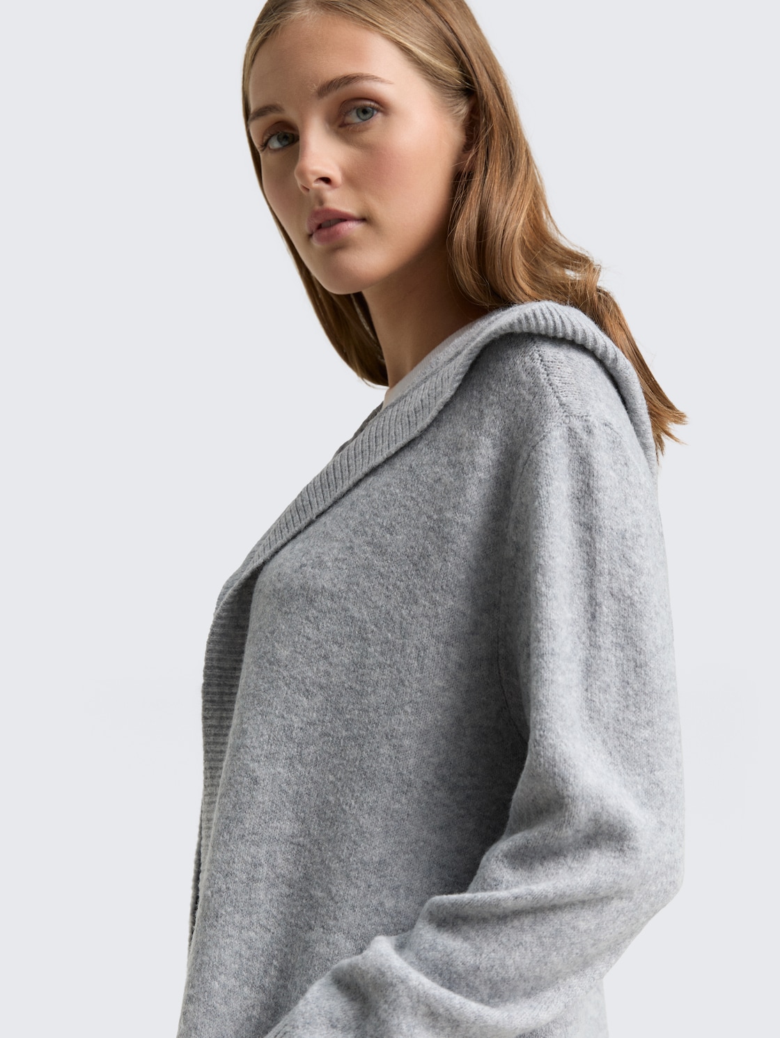 Cardigan mit Kapuze - Cement Grey Mélange - Detail-Model-Ansicht