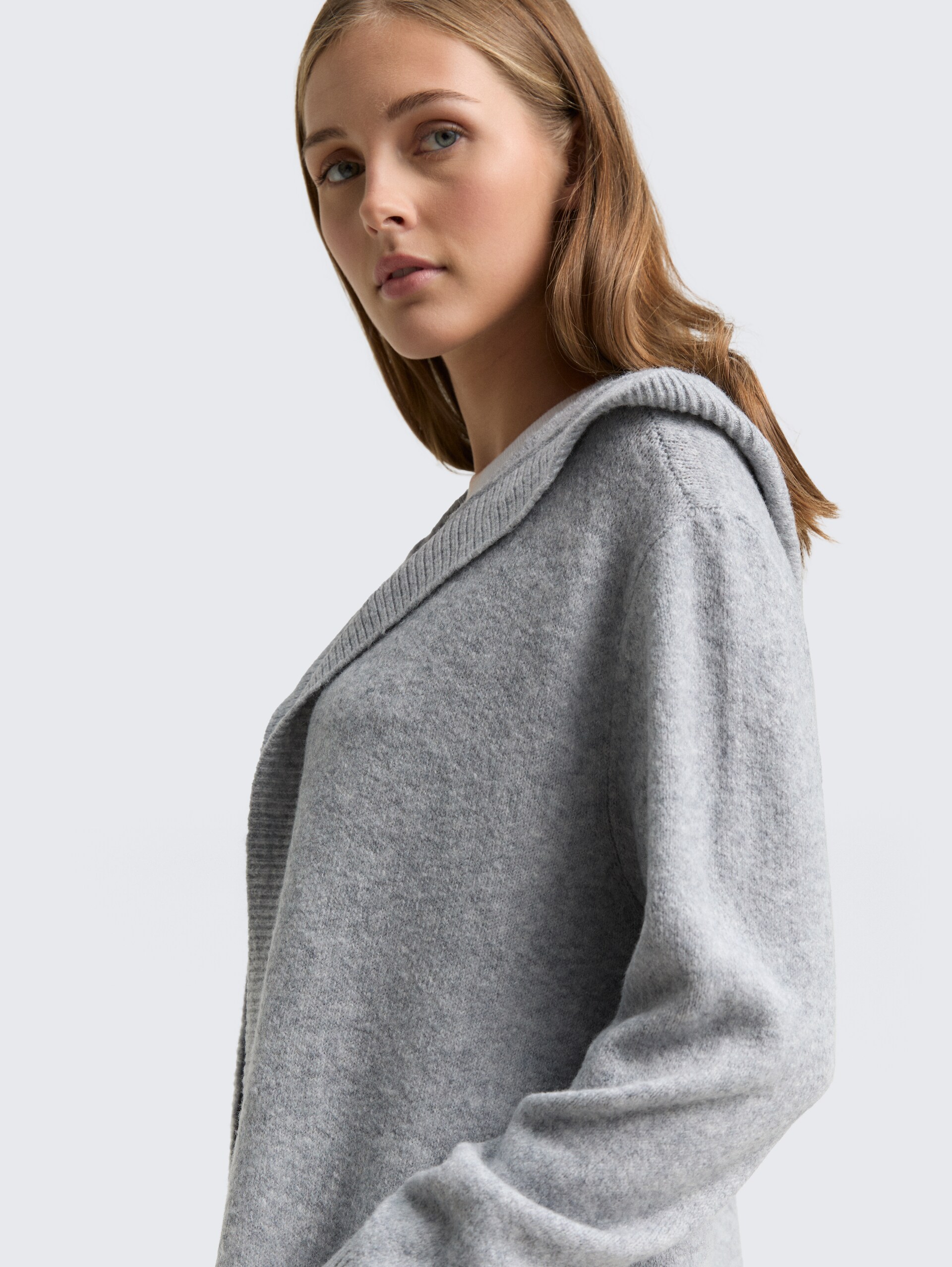 Cardigan mit Kapuze - Cement Grey Mélange - Detail-Model-Ansicht