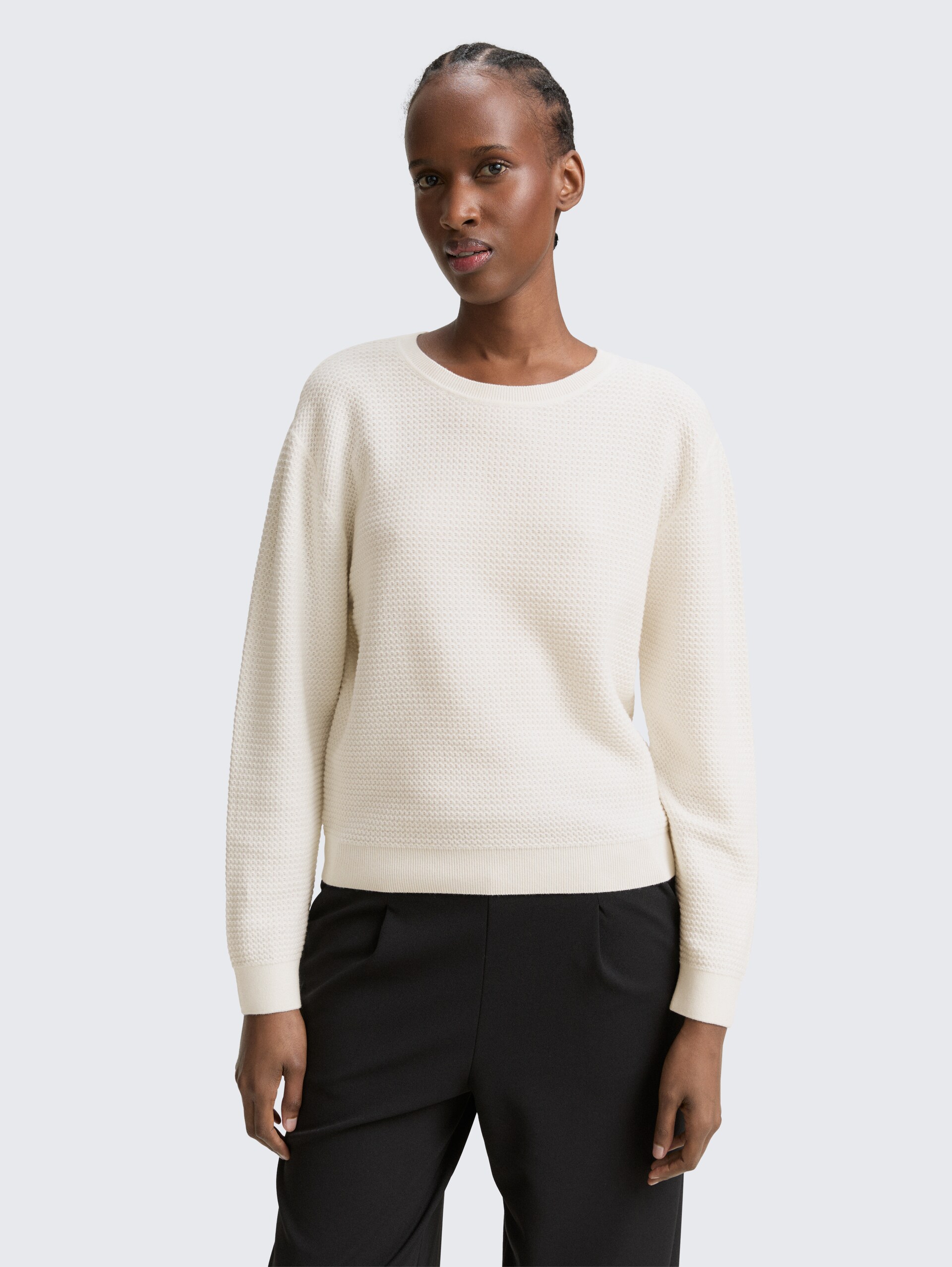 Strickpullover mit Rundhalsausschnitt - off white - Ausschnitt Model-Vorderansicht