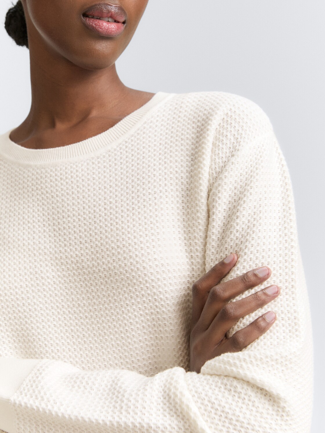 Strickpullover mit Rundhalsausschnitt - off white - Detail-Model-Ansicht