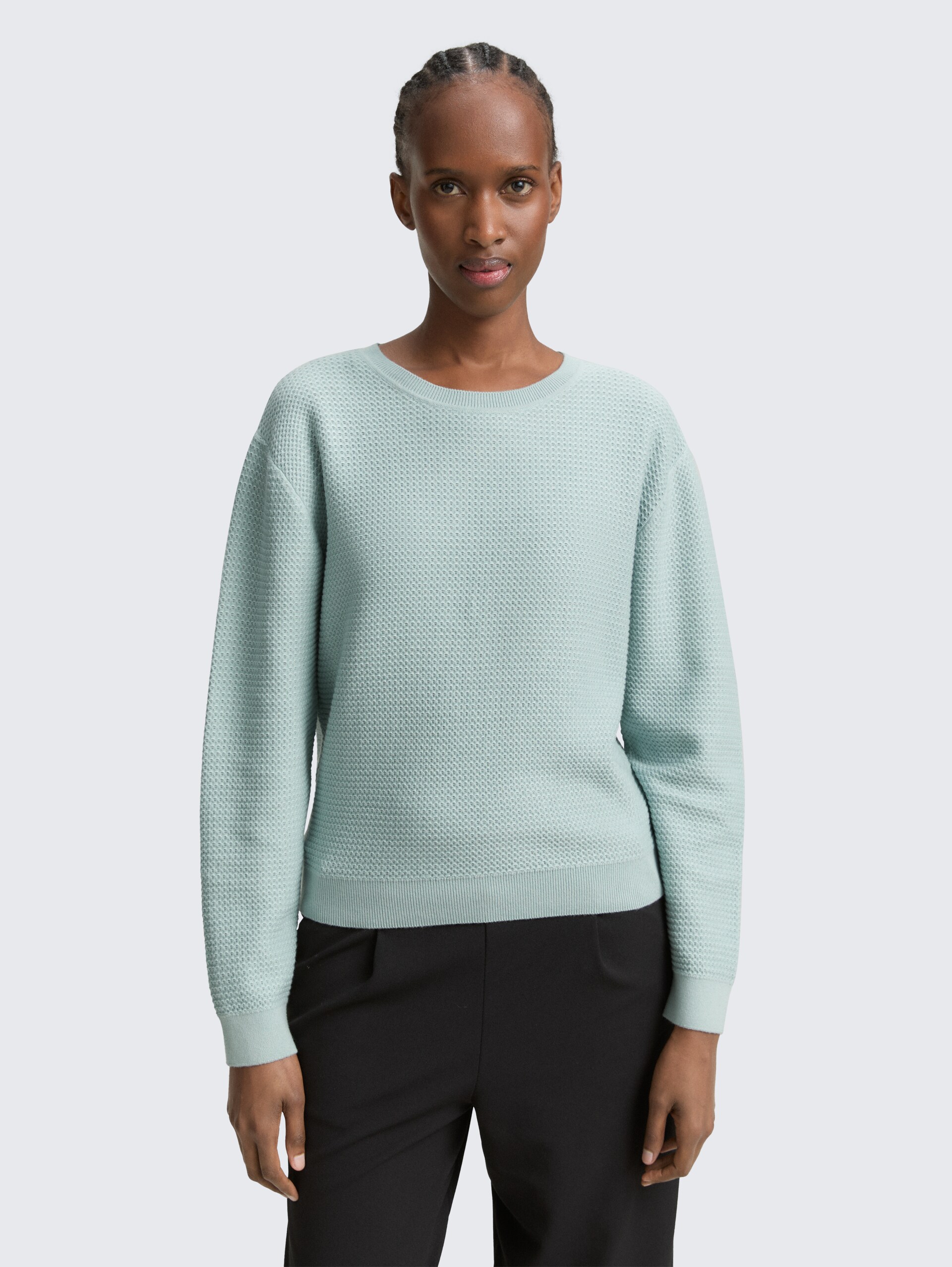 Strickpullover mit Rundhalsausschnitt - Silver Cloud Blue - Ausschnitt Model-Vorderansicht
