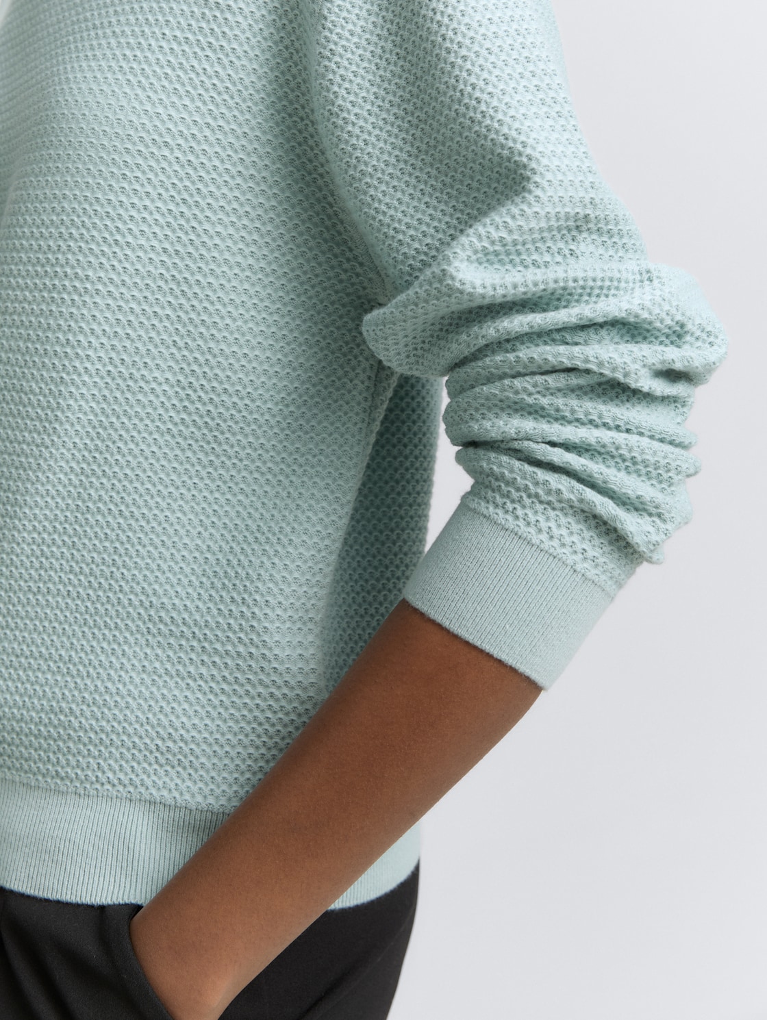 Strickpullover mit Rundhalsausschnitt - Silver Cloud Blue - Detail-Model-Ansicht