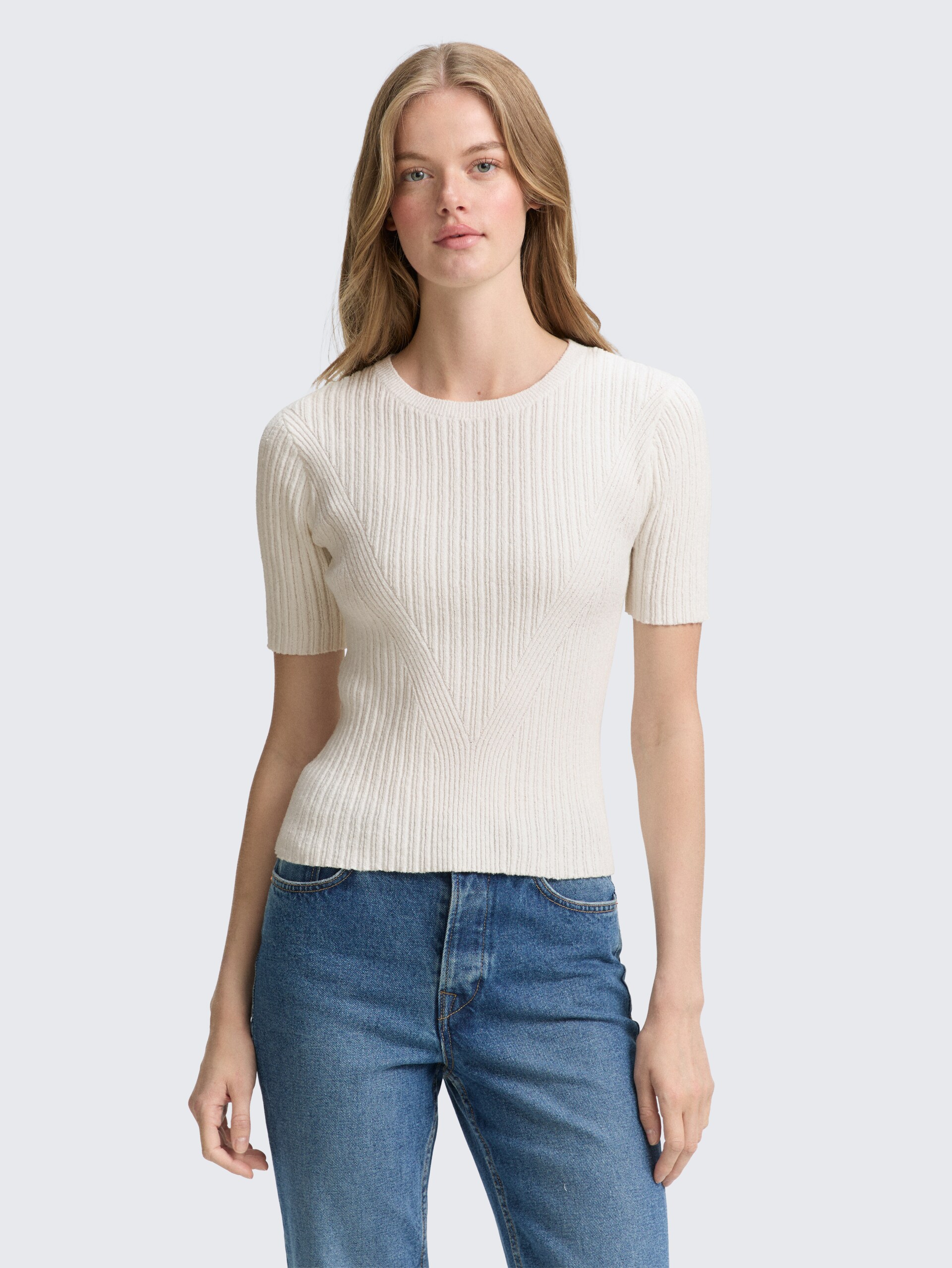Knitted jumper with ribbed texture - off white - Neckline model front view