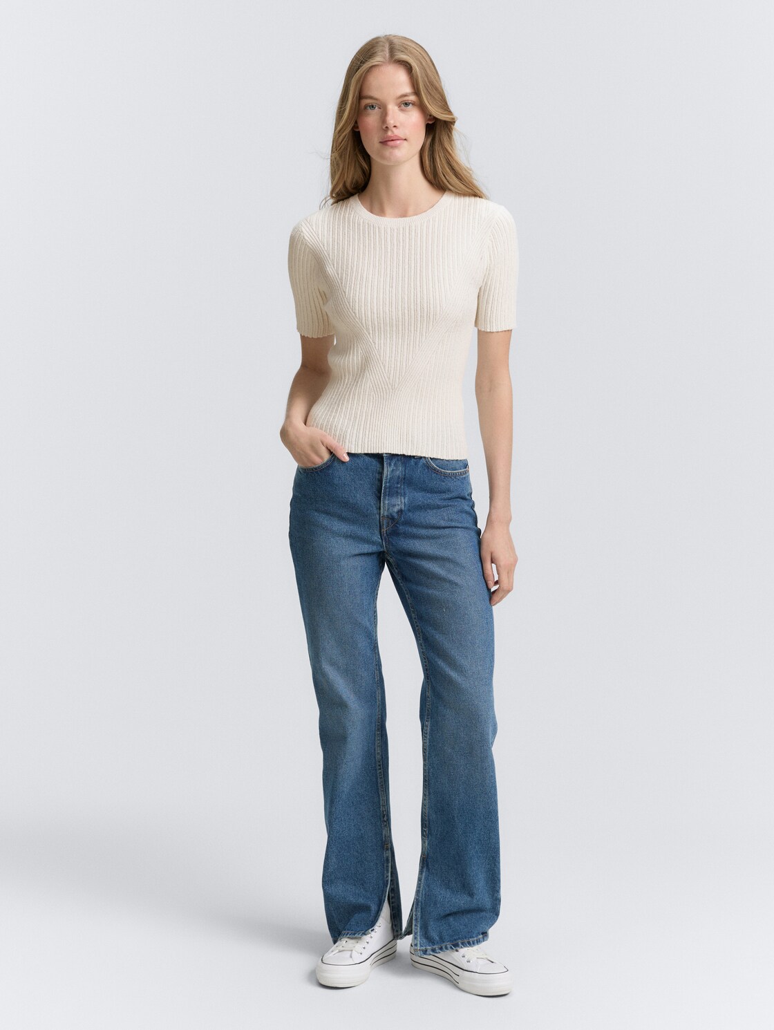 Strickpullover mit Rippstruktur - off white - Model-Vorderansicht