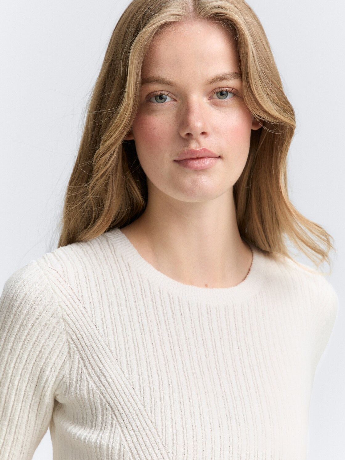Strickpullover mit Rippstruktur - off white - Detail-Model-Ansicht