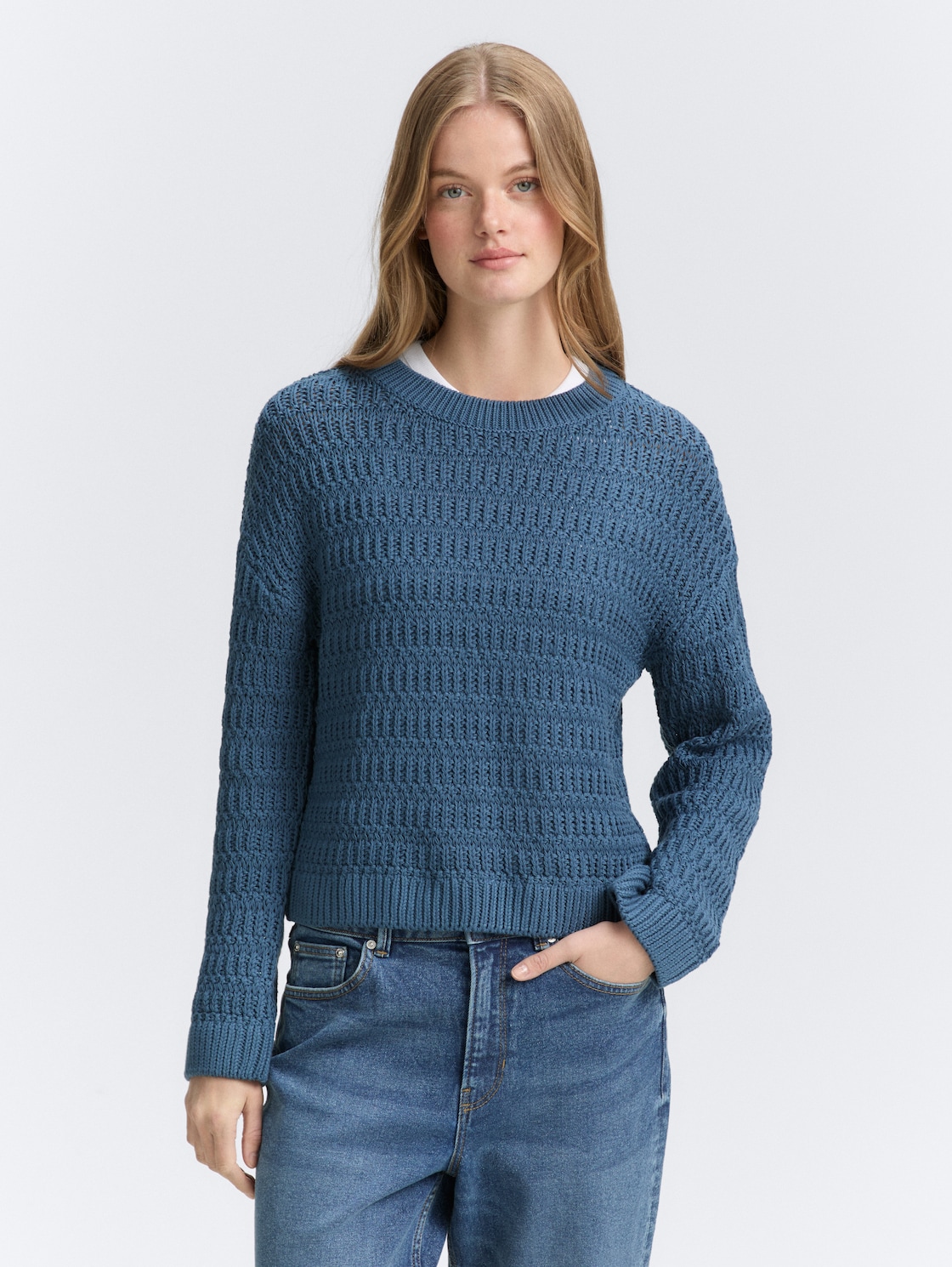 Relaxed Fit Strickpullover - dusty denim blue - Ausschnitt Model-Vorderansicht