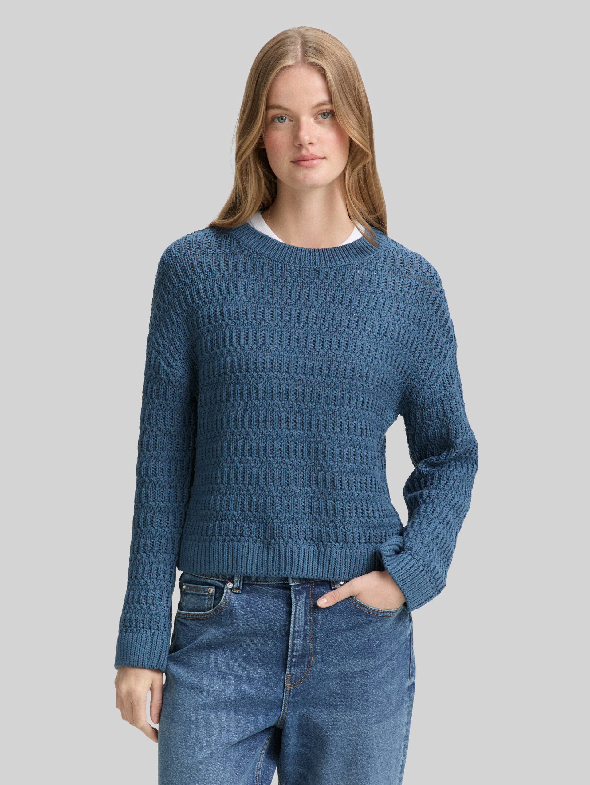 Relaxed fit knitted jumper - dusty denim blue - Neckline model front view