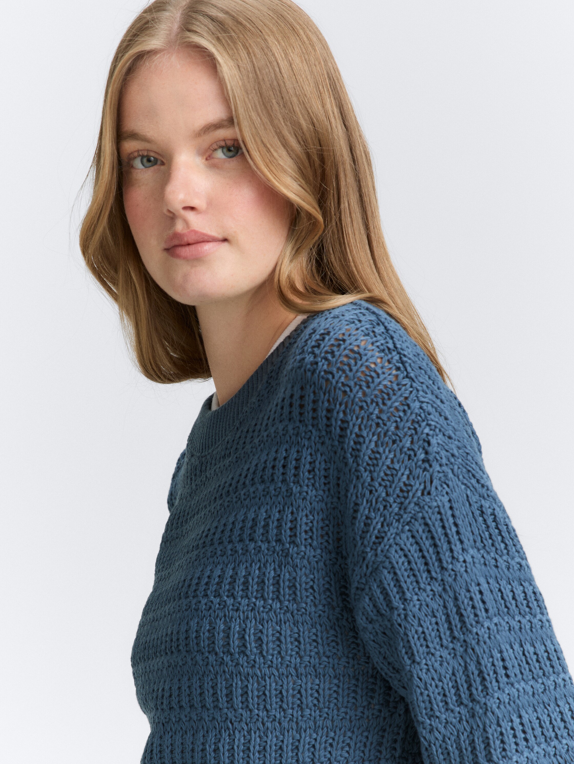 Relaxed Fit Strickpullover - dusty denim blue - Detail-Model-Ansicht