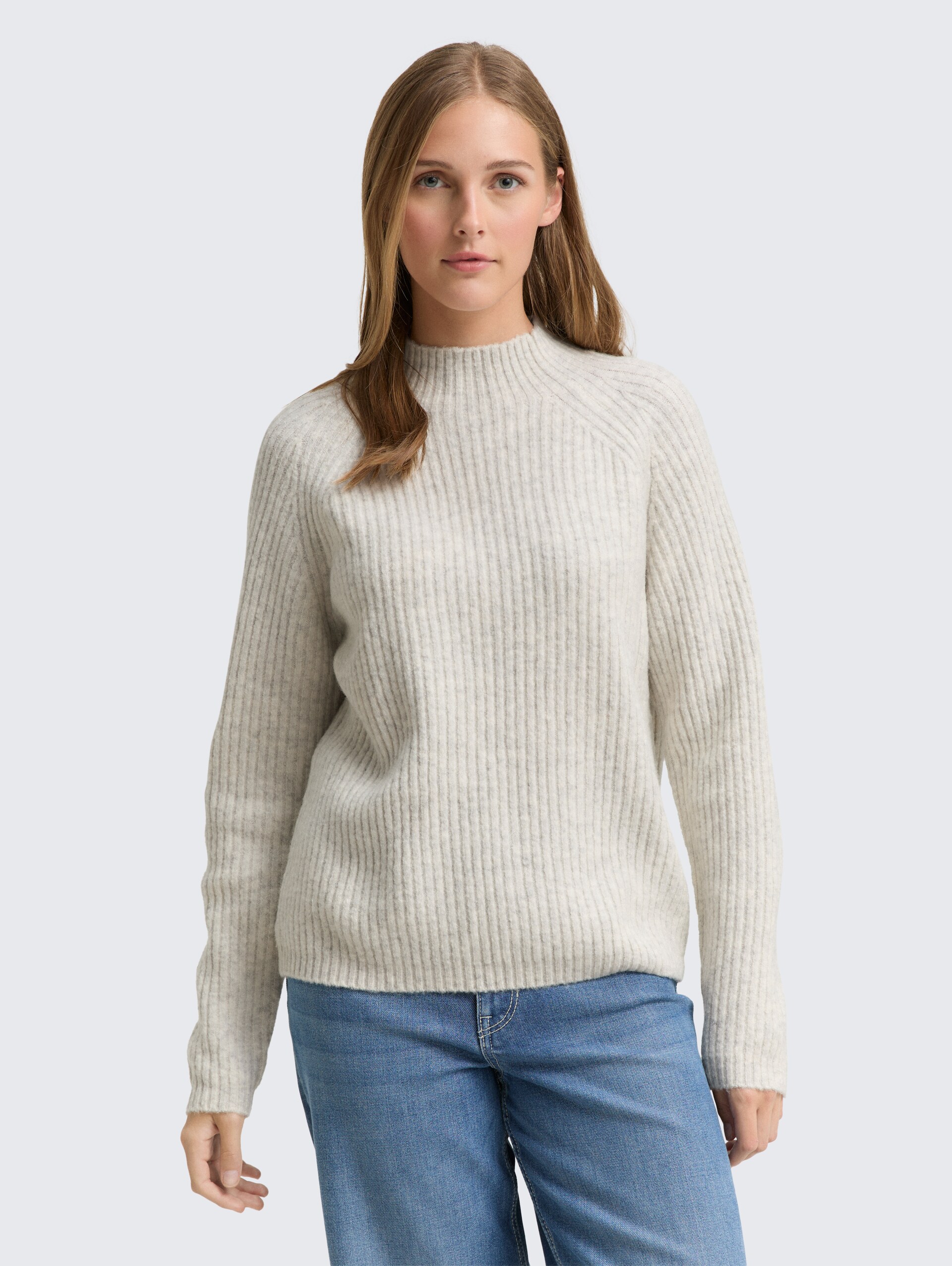 Relaxed Fit Strickpullover mit Stehkragen - Marble Beige Melange - Ausschnitt Model-Vorderansicht