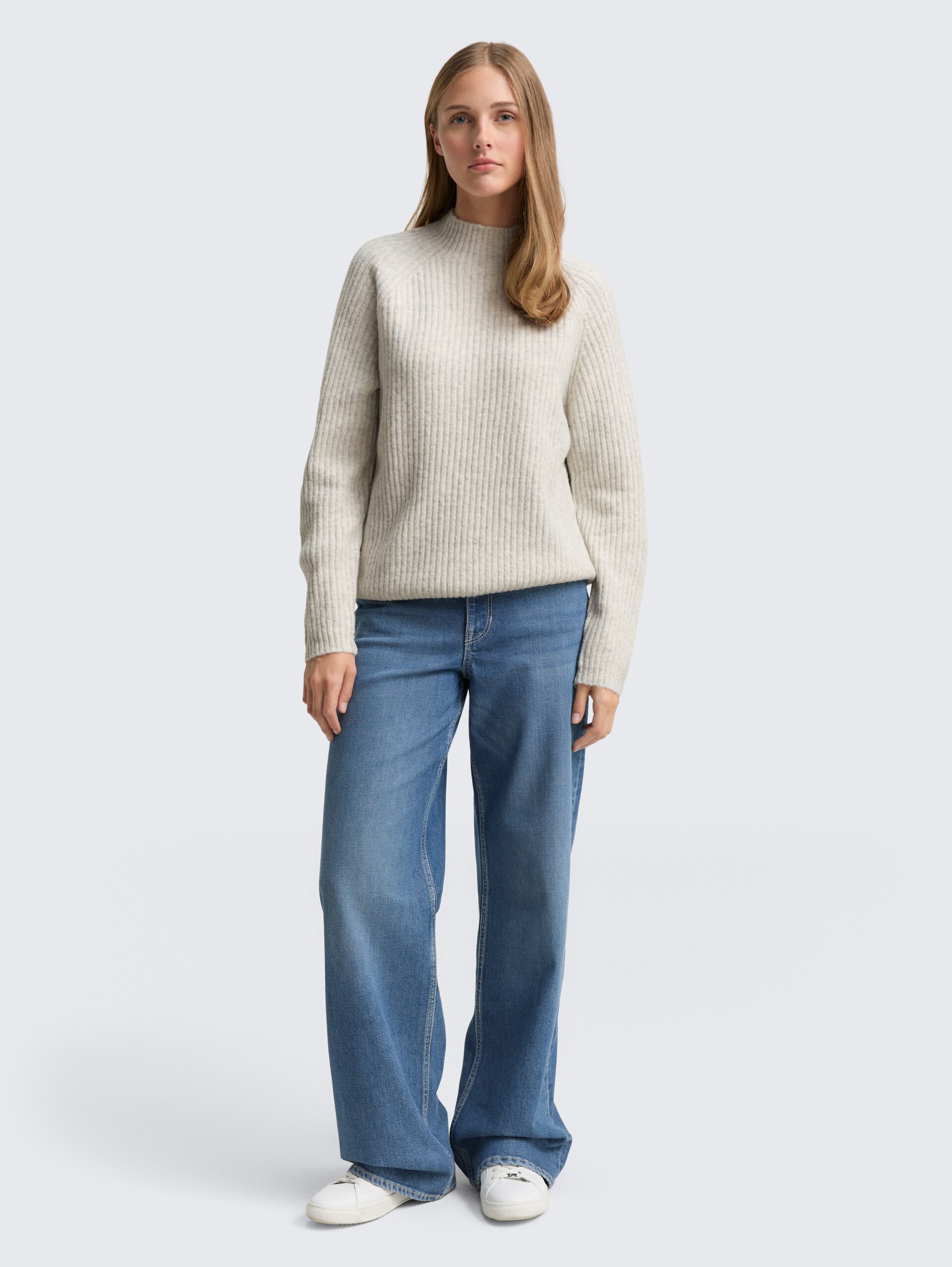 Relaxed Fit Strickpullover mit Stehkragen - Marble Beige Melange - Model-Vorderansicht