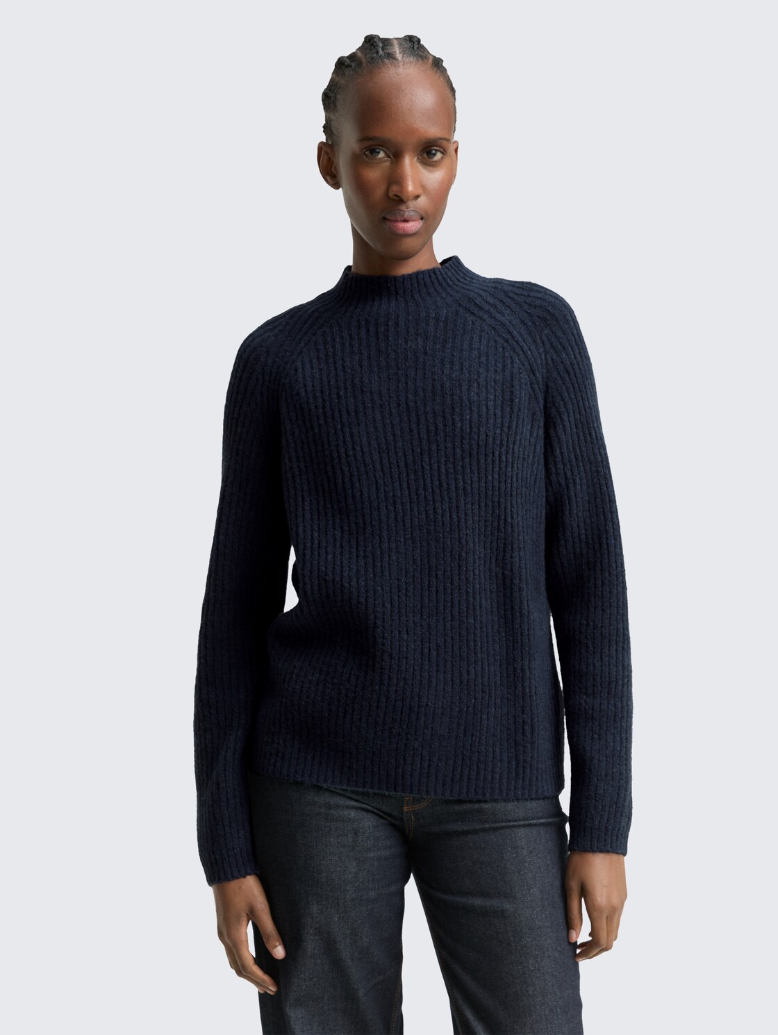 Relaxed Fit Strickpullover mit Stehkragen - Dark Blue Melange - Ausschnitt Model-Vorderansicht