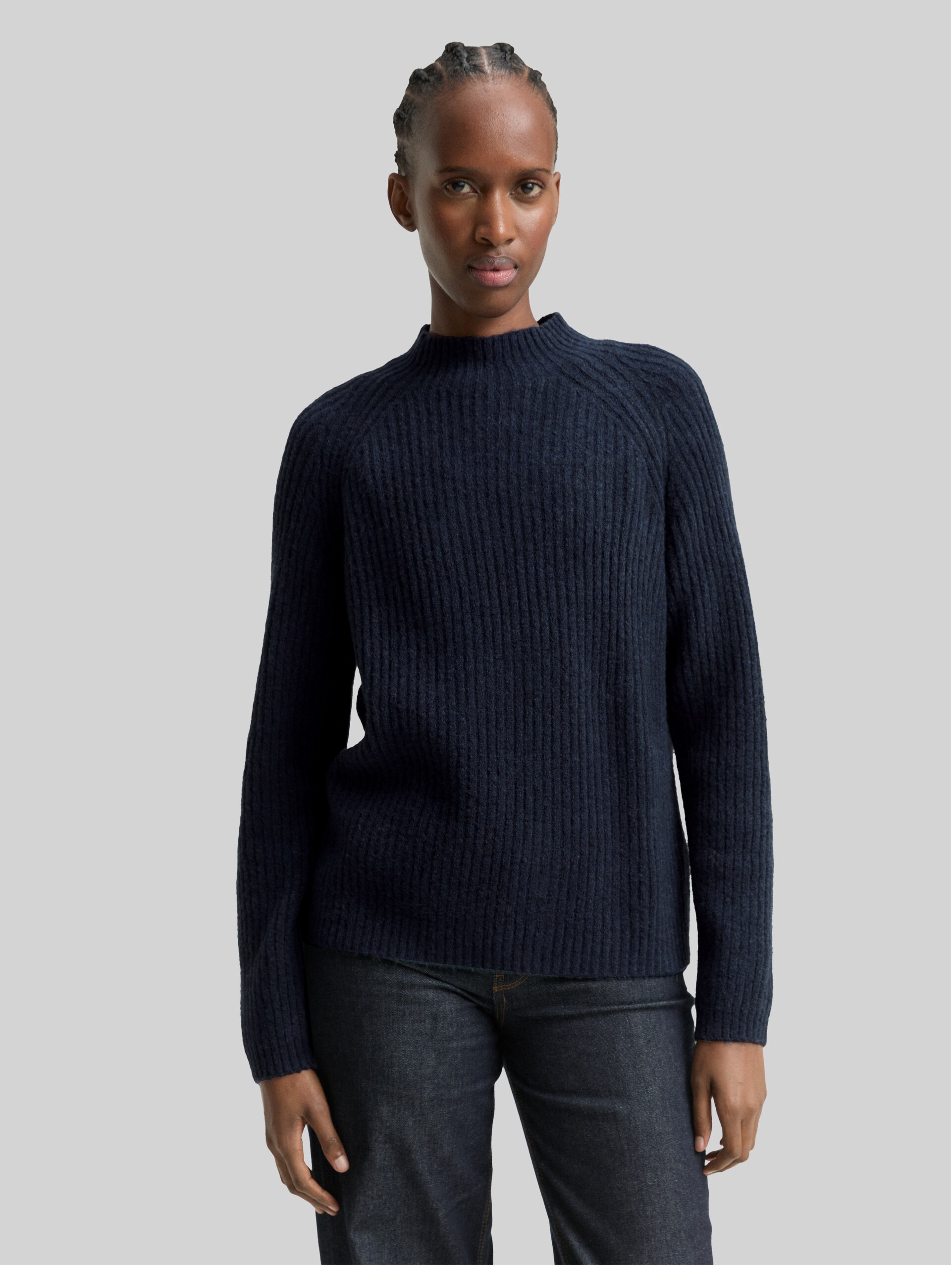 Relaxed fit knitted jumper with stand-up collar - Dark Blue Melange - Neckline model front view