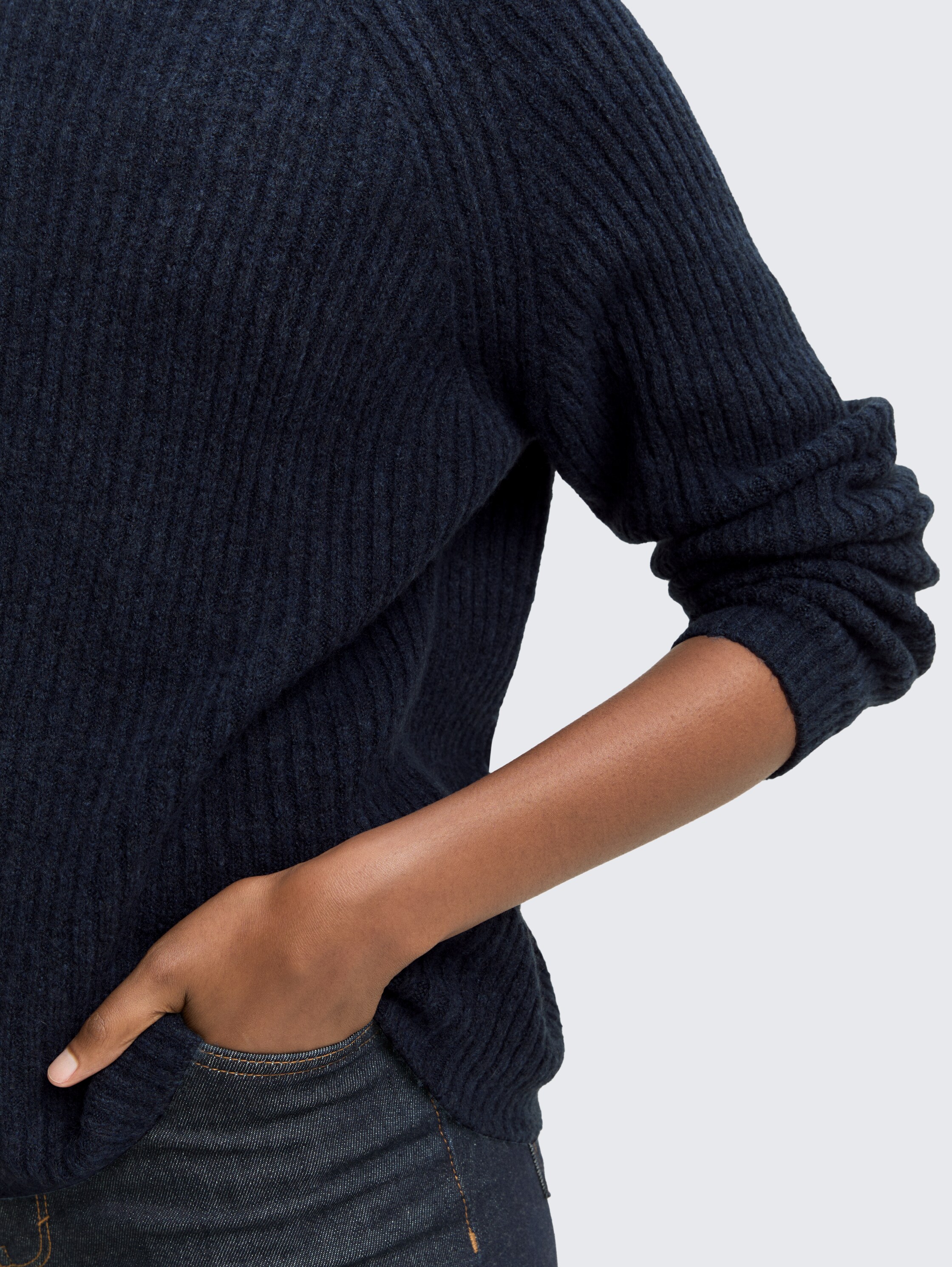 Relaxed Fit Strickpullover mit Stehkragen - Dark Blue Melange - Detail-Model-Ansicht