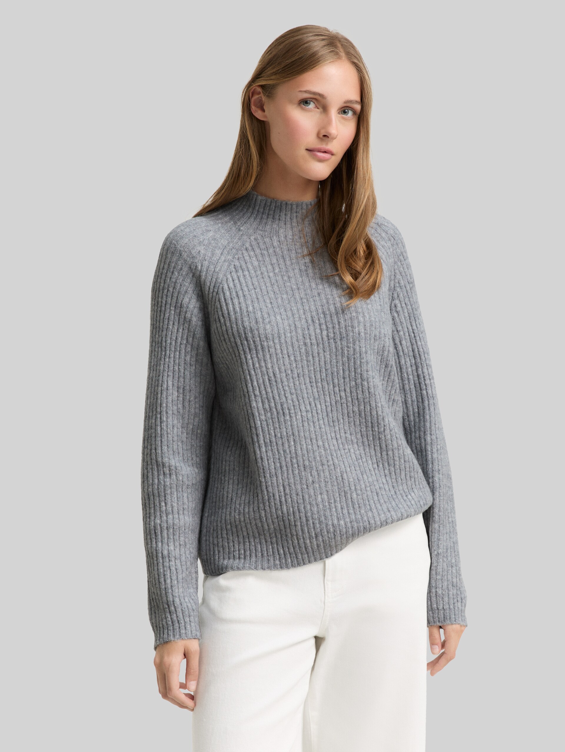 Relaxed fit knitted jumper with stand-up collar - Cement Grey Mélange - Neckline model front view