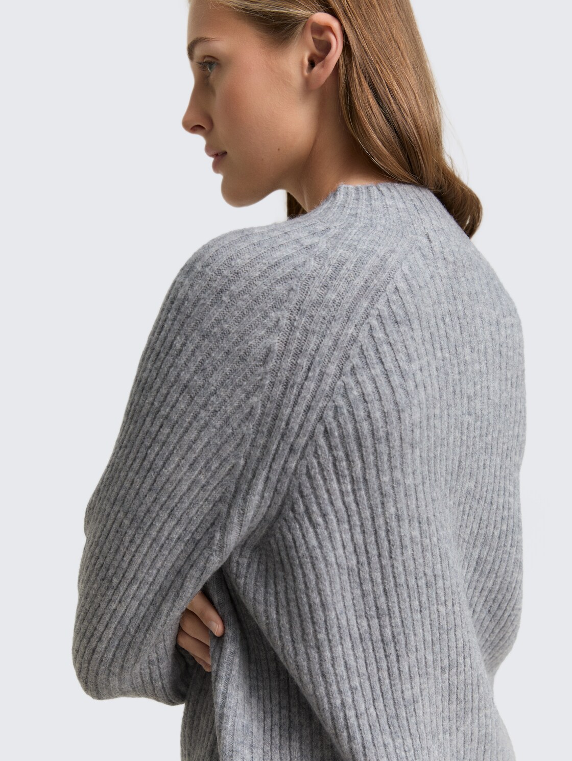 Relaxed Fit Strickpullover mit Stehkragen - Cement Grey Mélange - Detail-Model-Ansicht