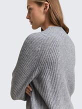 Relaxed Fit Strickpullover mit Stehkragen - Cement Grey Mélange - Detail-Model-Ansicht