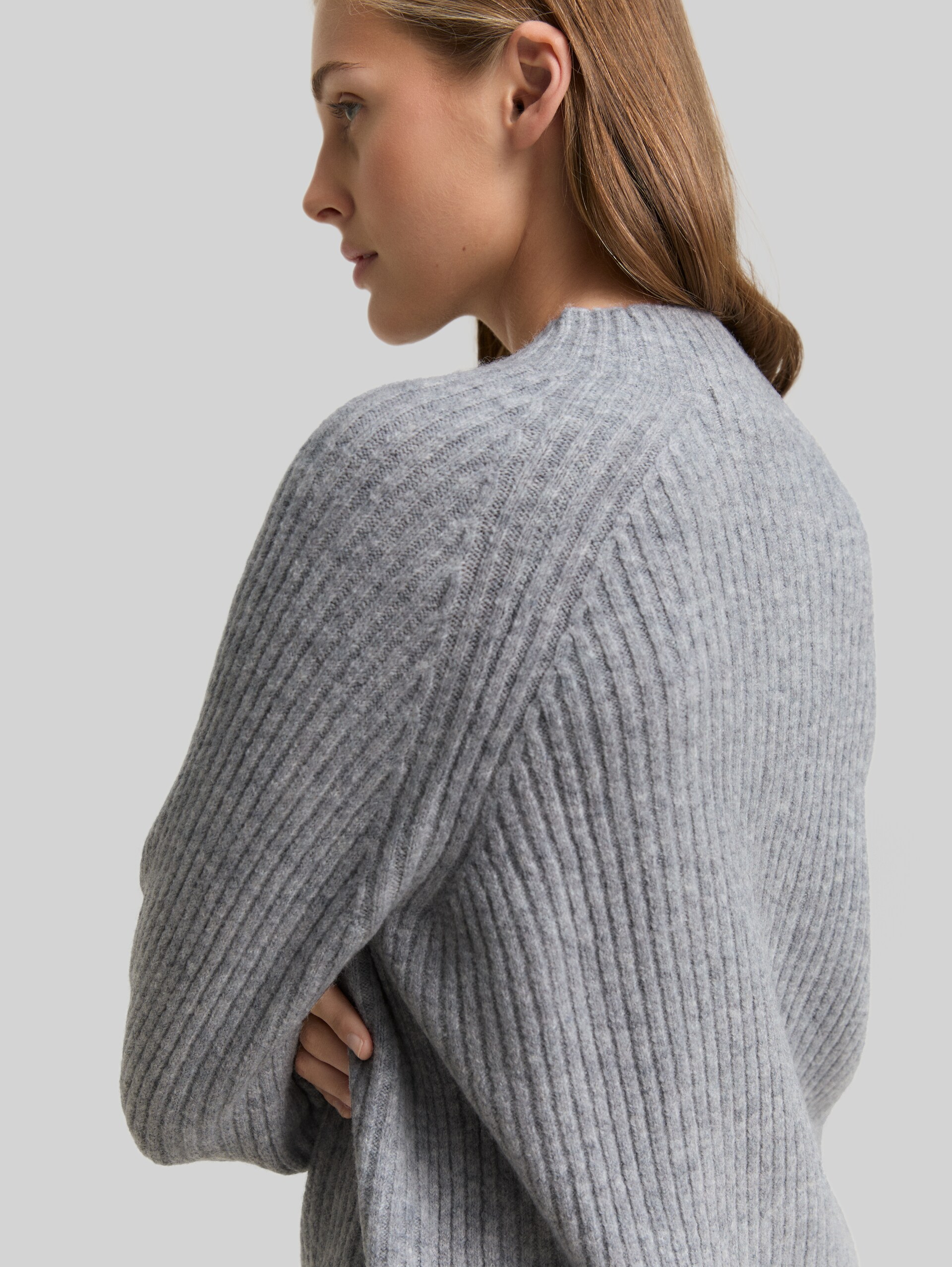 Relaxed fit knitted jumper with stand-up collar - Cement Grey Mélange - Detail model view