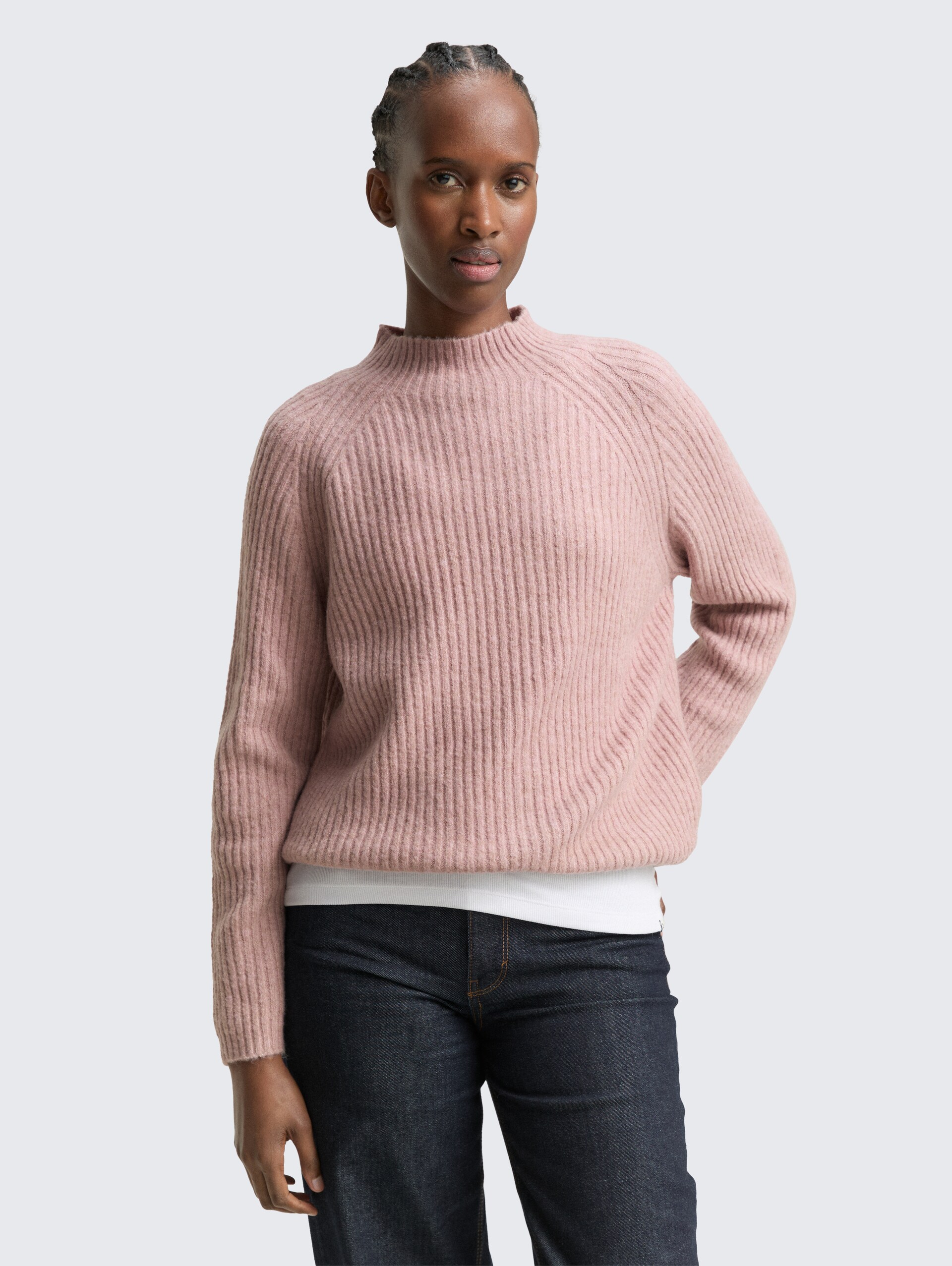 Relaxed Fit Strickpullover mit Stehkragen - Antique Rose Melange - Ausschnitt Model-Vorderansicht