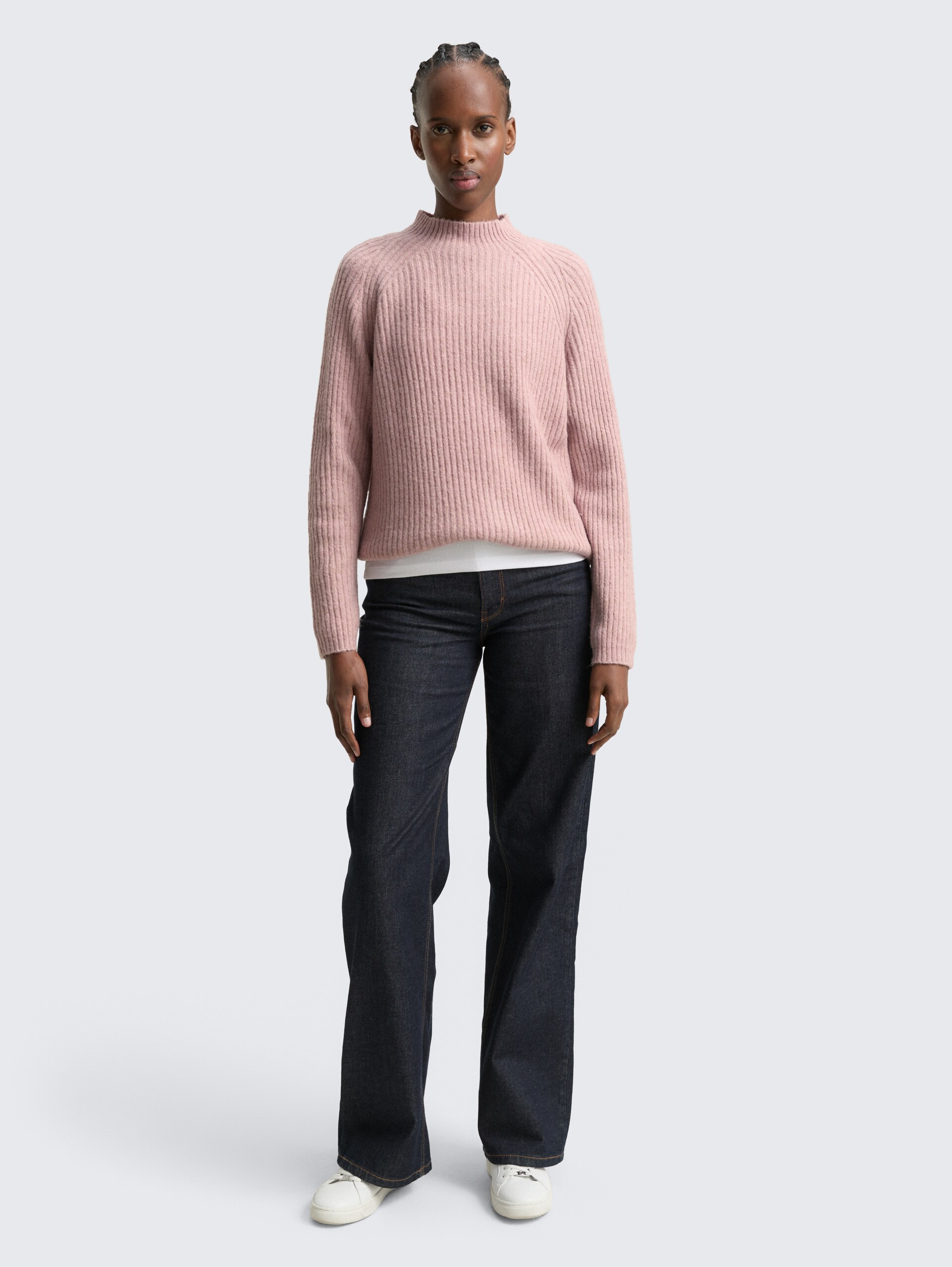 Relaxed Fit Strickpullover mit Stehkragen - Antique Rose Melange - Model-Vorderansicht