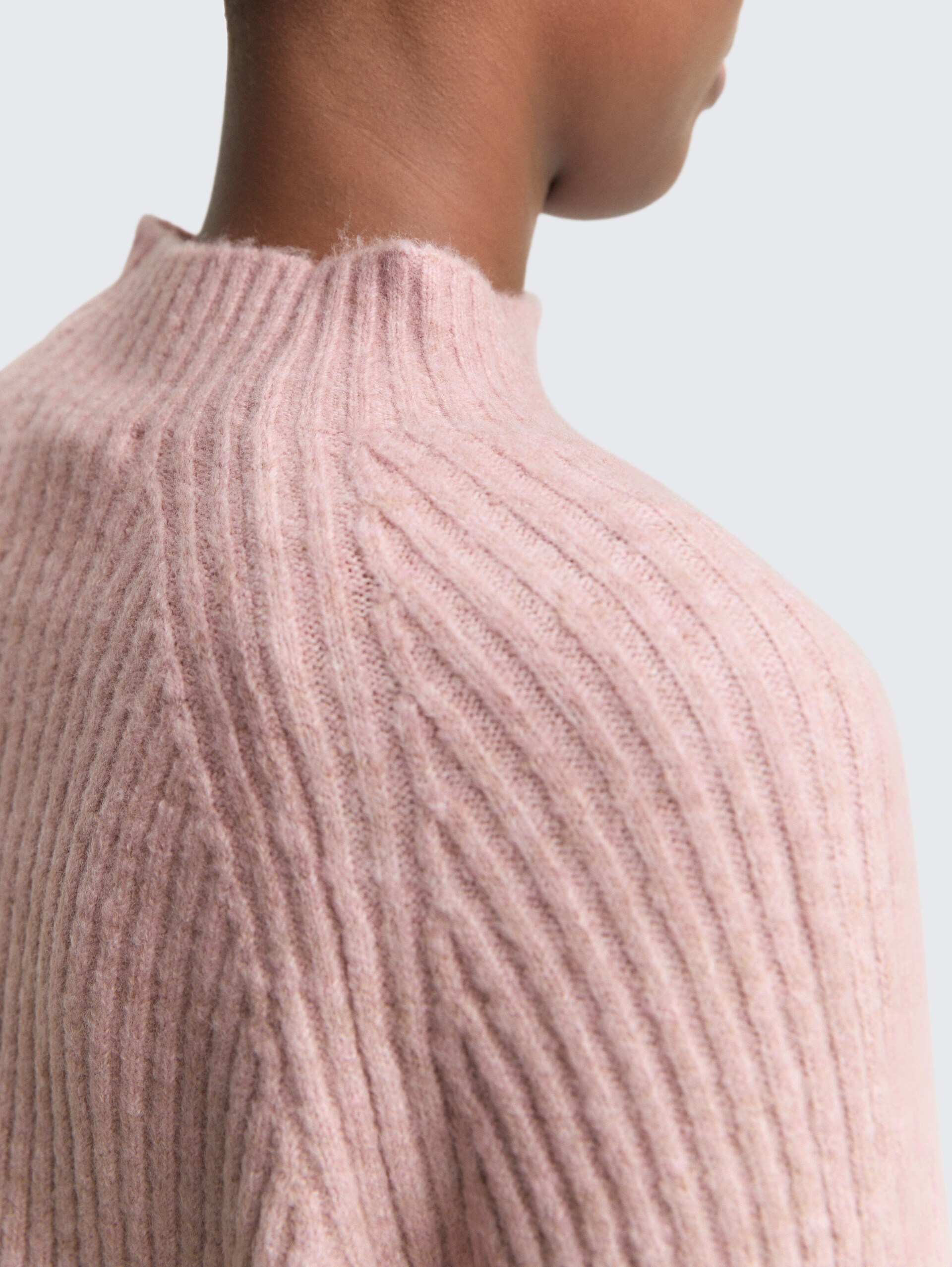 Relaxed Fit Strickpullover mit Stehkragen - Antique Rose Melange - Detail-Model-Ansicht