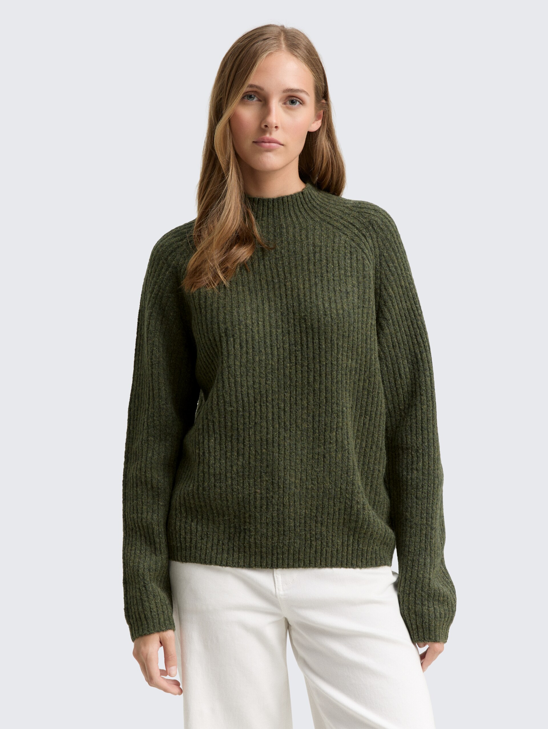 Relaxed Fit Strickpullover mit Stehkragen - grape leaf green melange - Ausschnitt Model-Vorderansicht