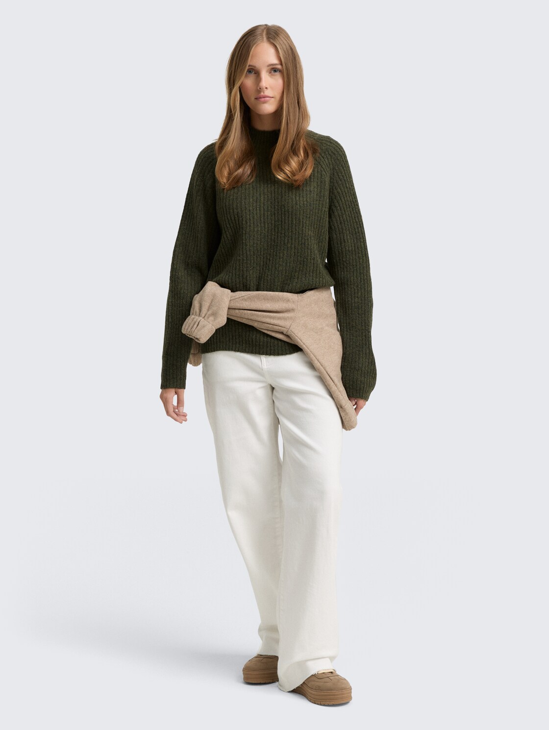 Relaxed Fit Strickpullover mit Stehkragen - grape leaf green melange - Model-Vorderansicht