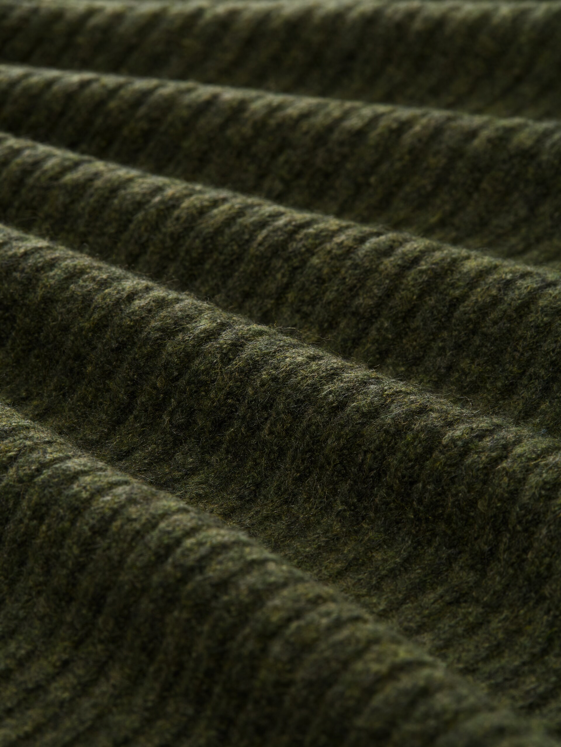 Relaxed Fit Strickpullover mit Stehkragen - grape leaf green melange - Material-Ansicht
