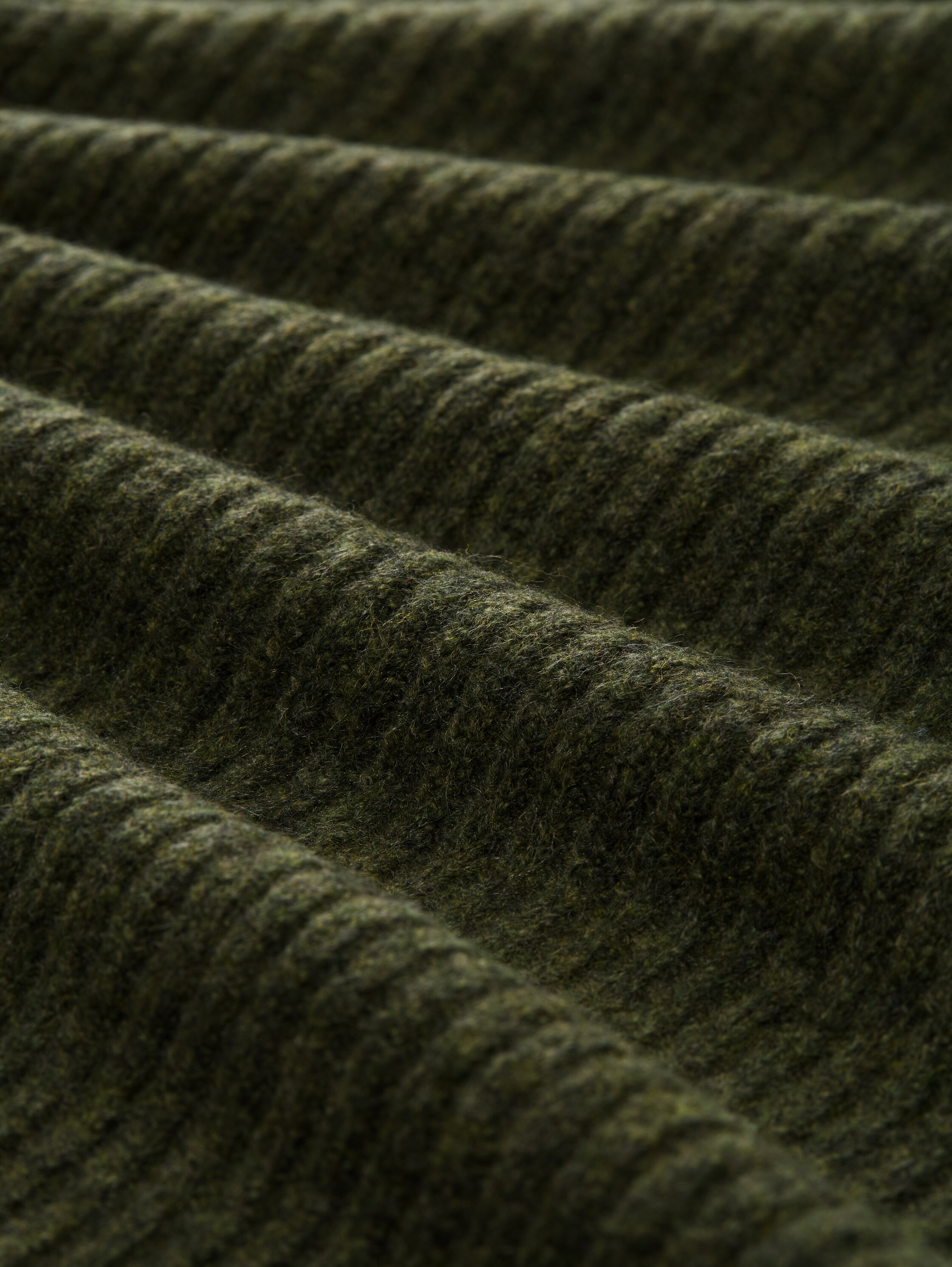 Relaxed Fit Strickpullover mit Stehkragen - grape leaf green melange - Material-Ansicht