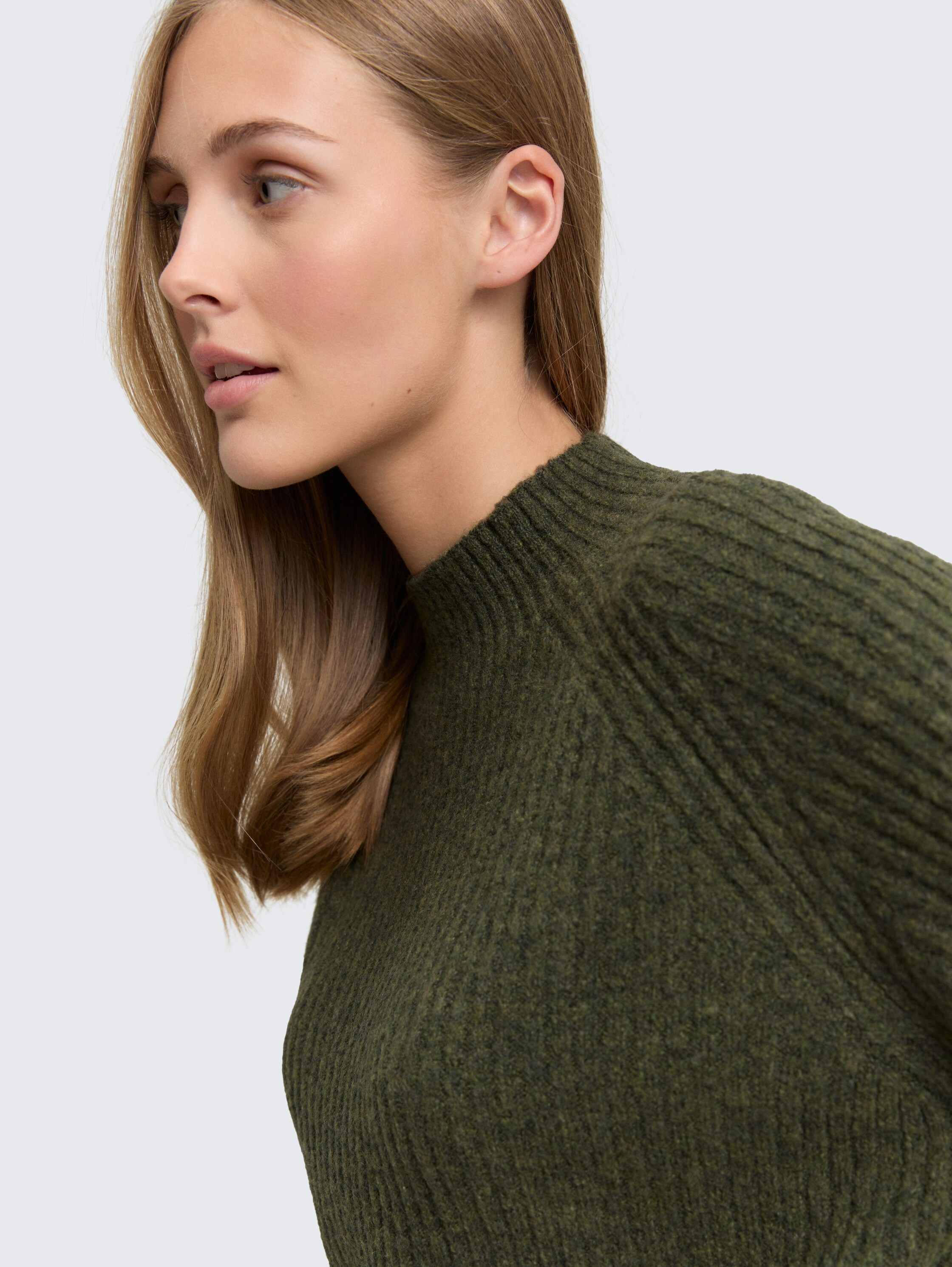 Relaxed Fit Strickpullover mit Stehkragen - grape leaf green melange - Detail-Model-Ansicht