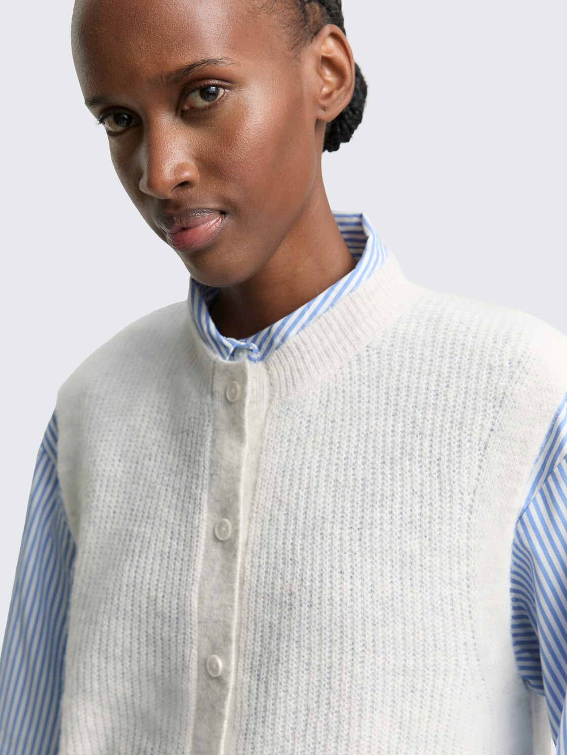 Pullunder mit Knopfleiste - Marble Beige Melange - Detail-Model-Ansicht