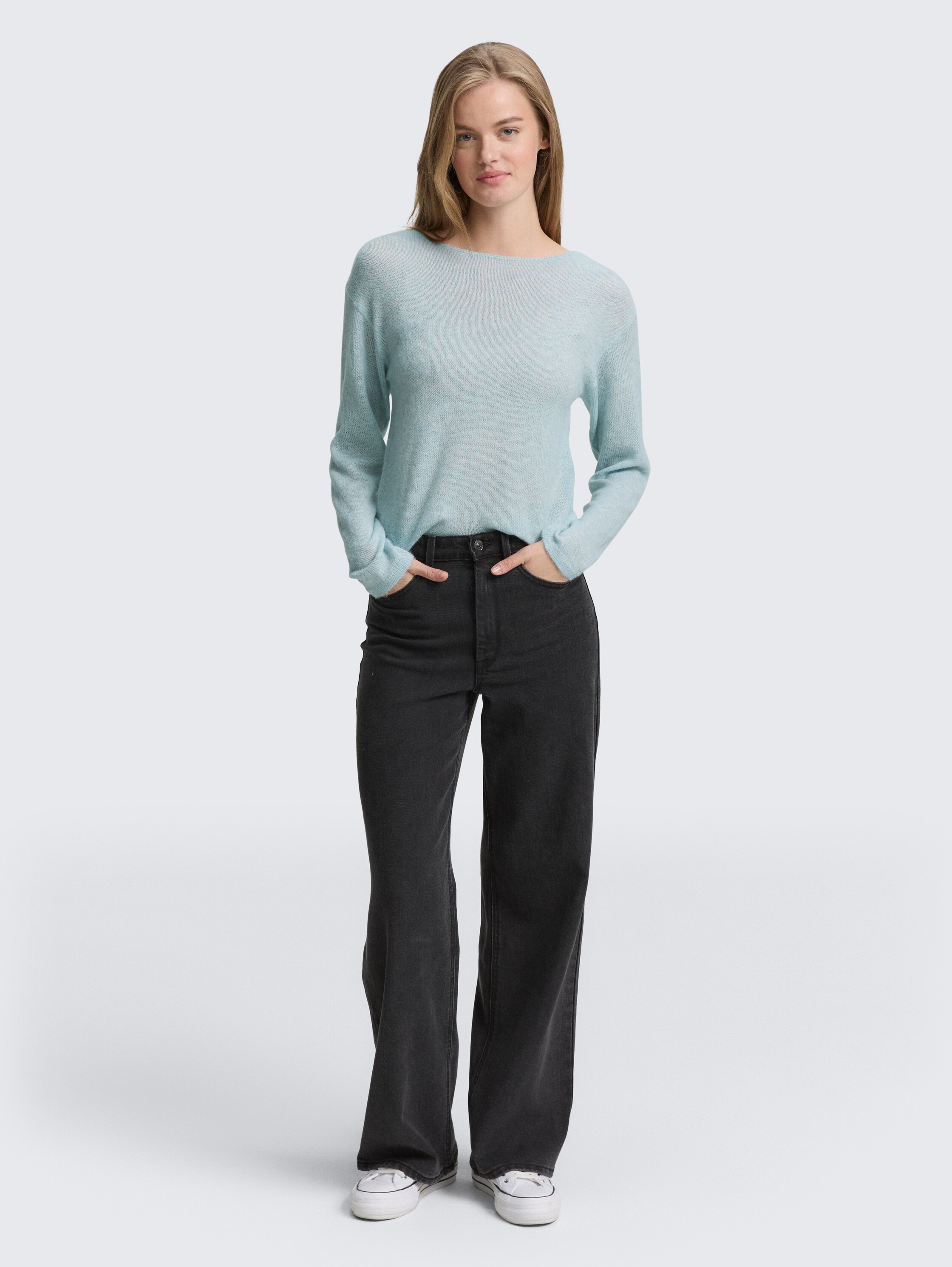 Strickpullover mit U-Boot-Ausschnitt - Silver Cloud Blue Melange - Model-Vorderansicht